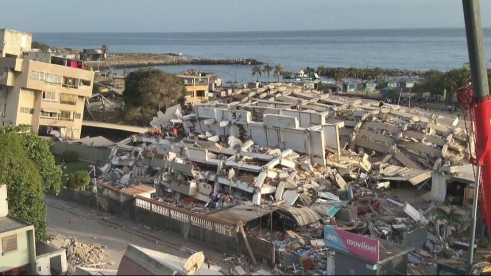 Edificio derrumbado de La Guaira en el que trabajan equipos de emergencia de Madrid.