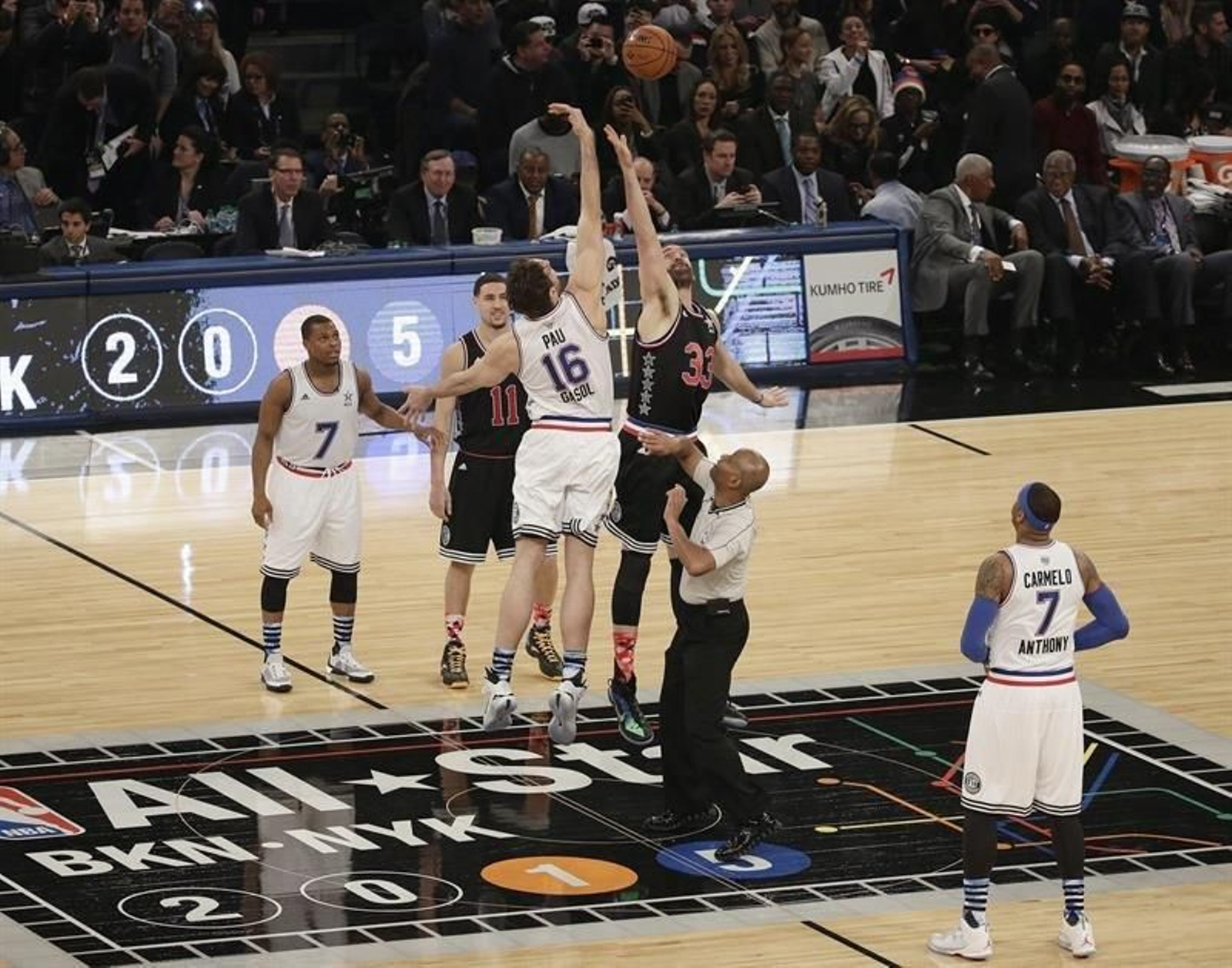 De Medio Equipo Pau Gasol de España, de los Chicago Bulls (3-L), y de West Equipo Marc Gasol de España, de los Memphis Grizzlies (4-L), saltan pelota en el inicio del juego NBA All Star en el Madison Square Garde