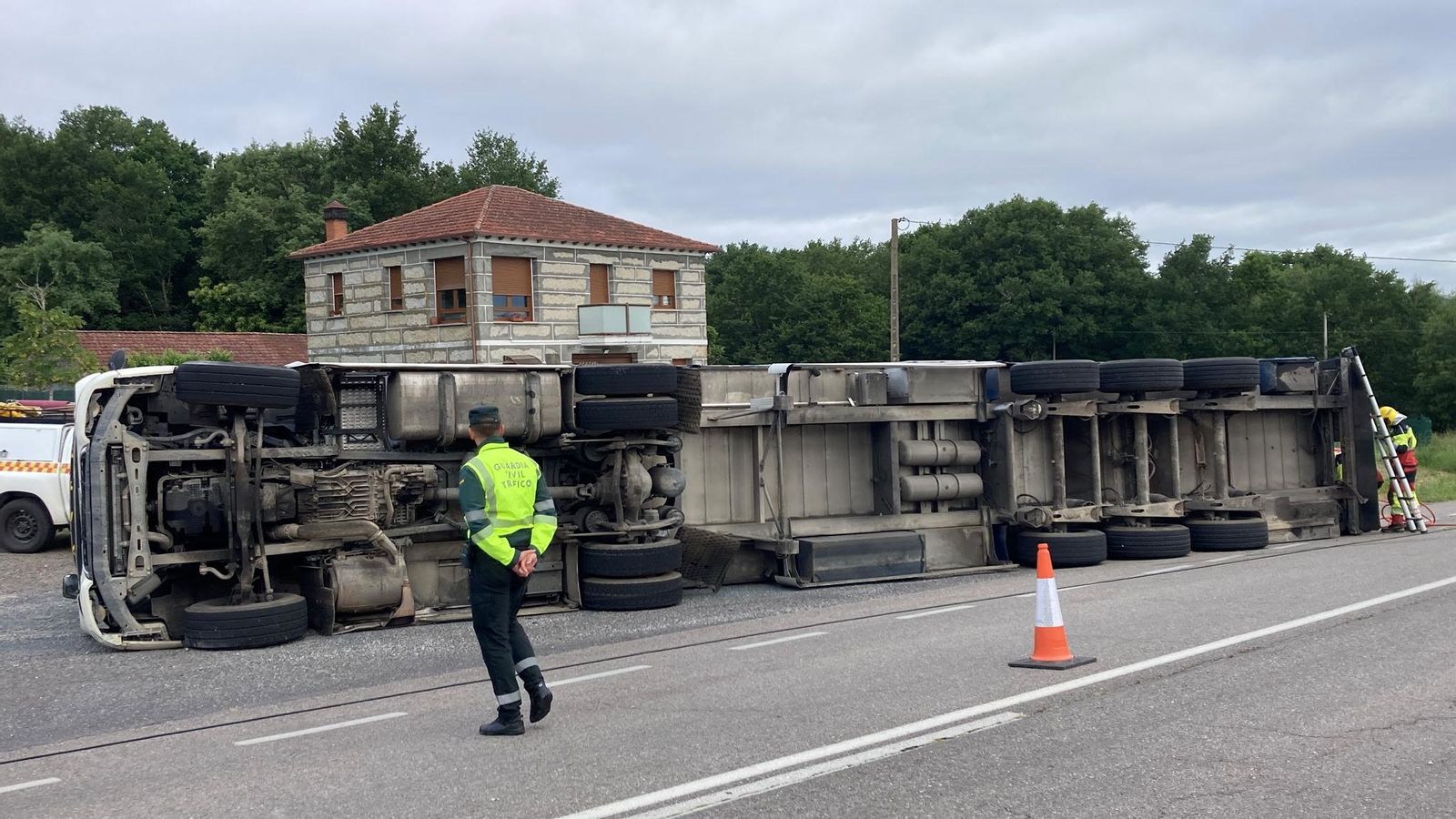 El camión volcado en el accidente de tráfico de Sandiás.