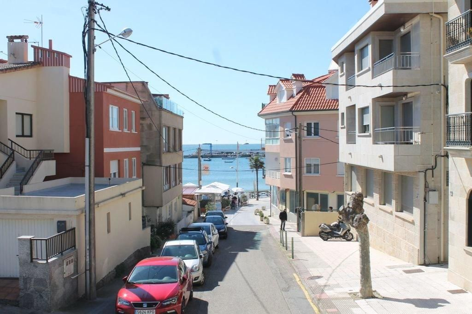 Los tendidos aéreos son algo habitual en el centro urbano de Nigrán. Estado actual en la zona del polideportivo.