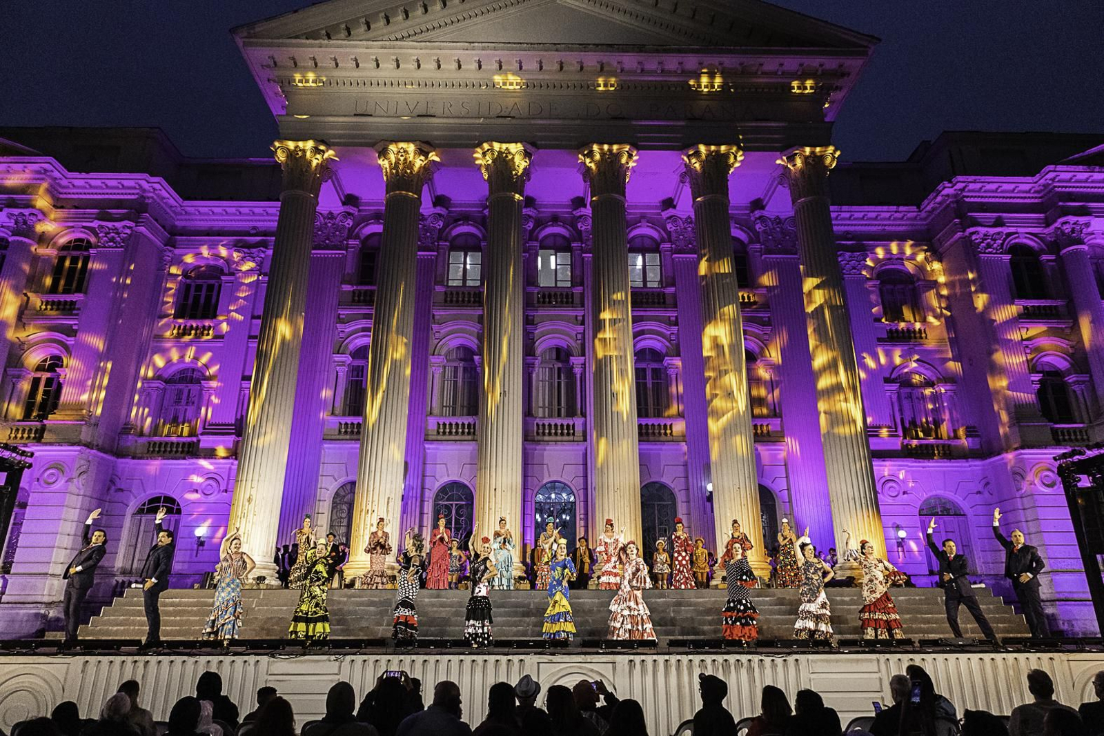 Baile en la escalinata de la Universidad de Paraná