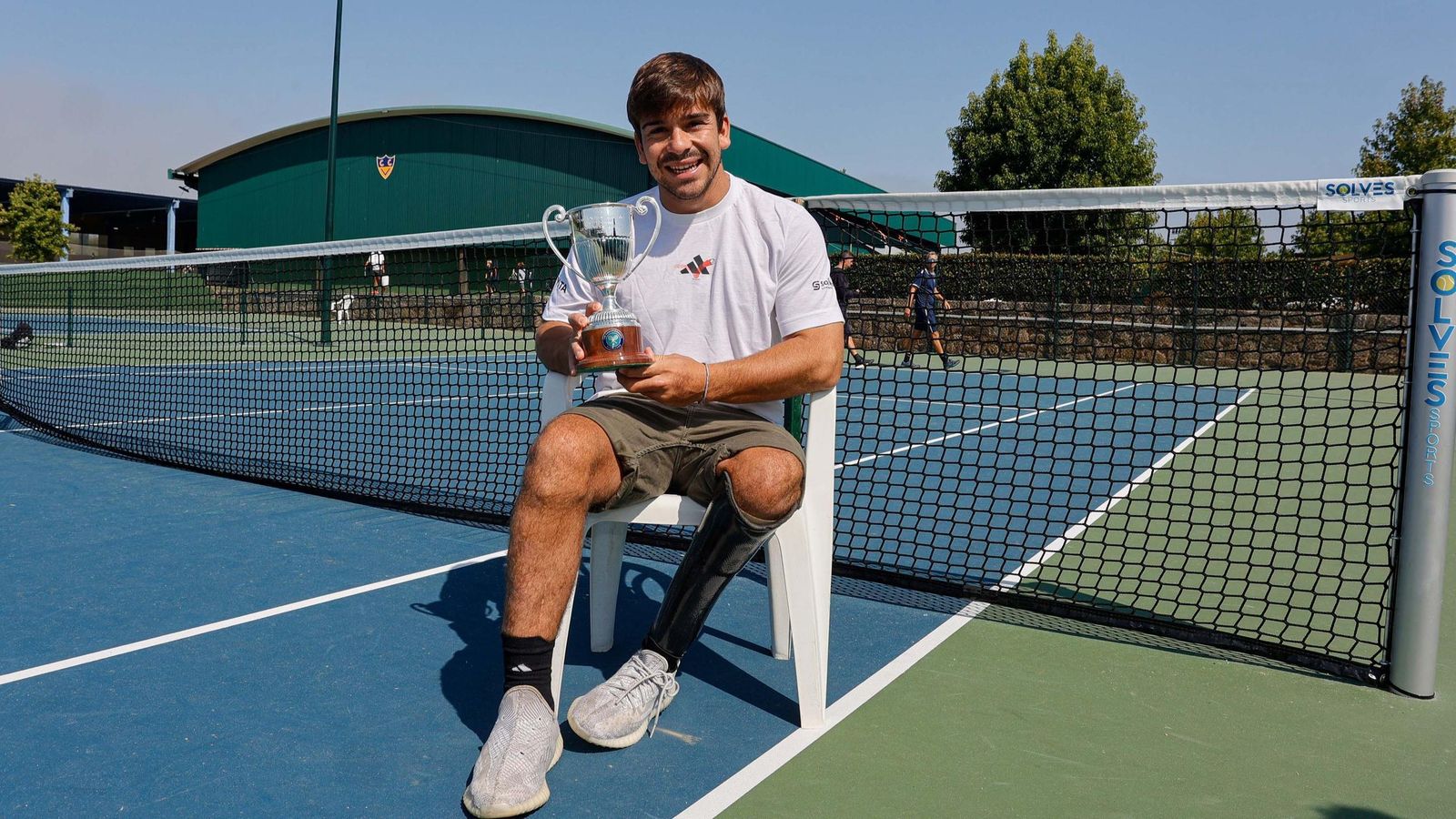 El jugador olívico muestra su trofeo de campeón de Wimbledon 2025 en el cuadro de dobles.