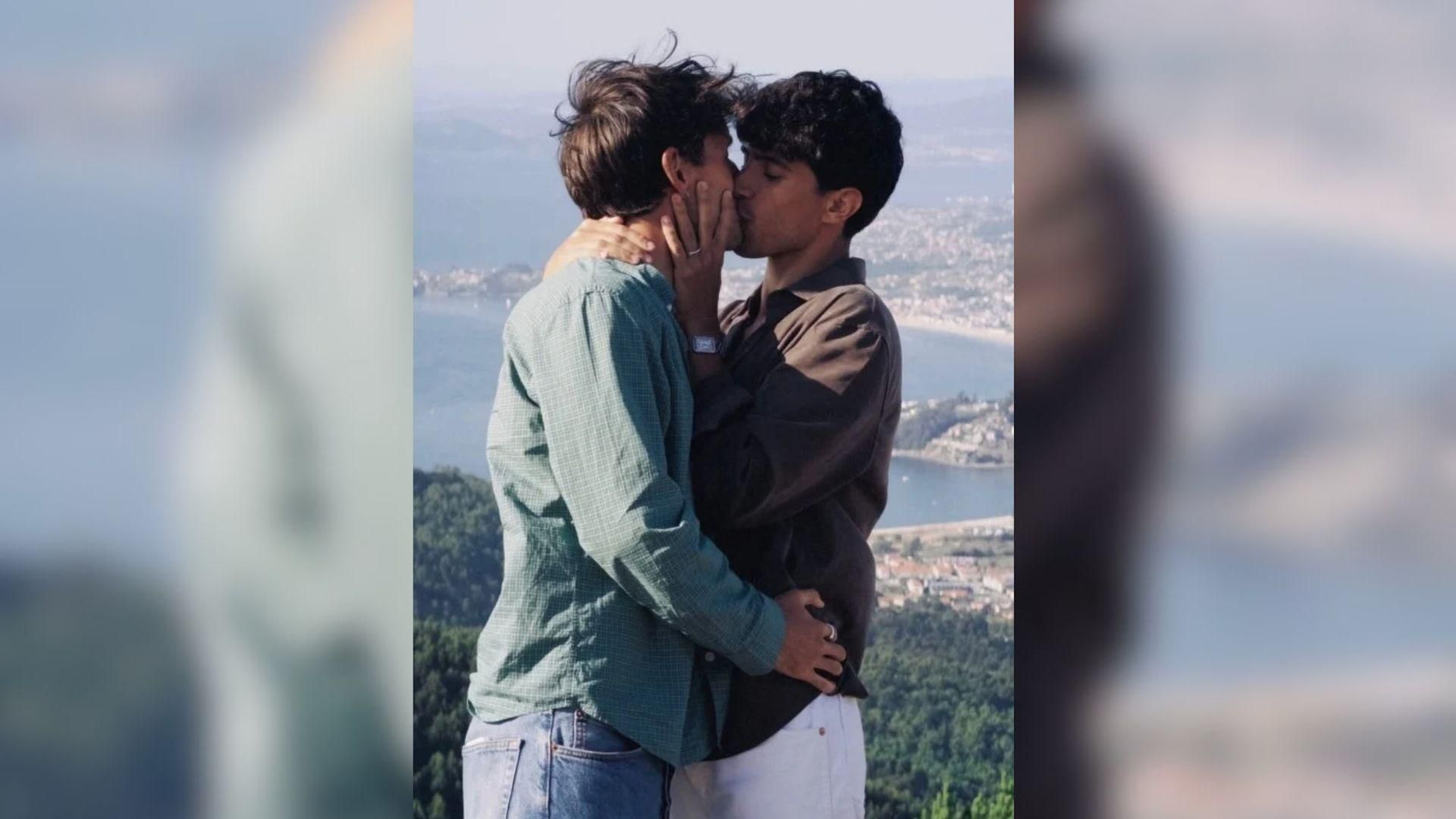 Carlos Peguer y su novio Ignacio Romero, en, Baiona.