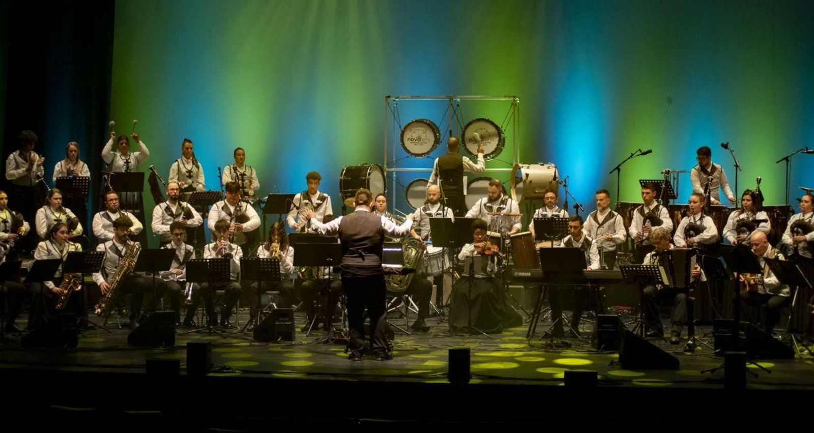 A actuación da banda Nova Era de Monterrei, onte na cidade, ante un público entregado.