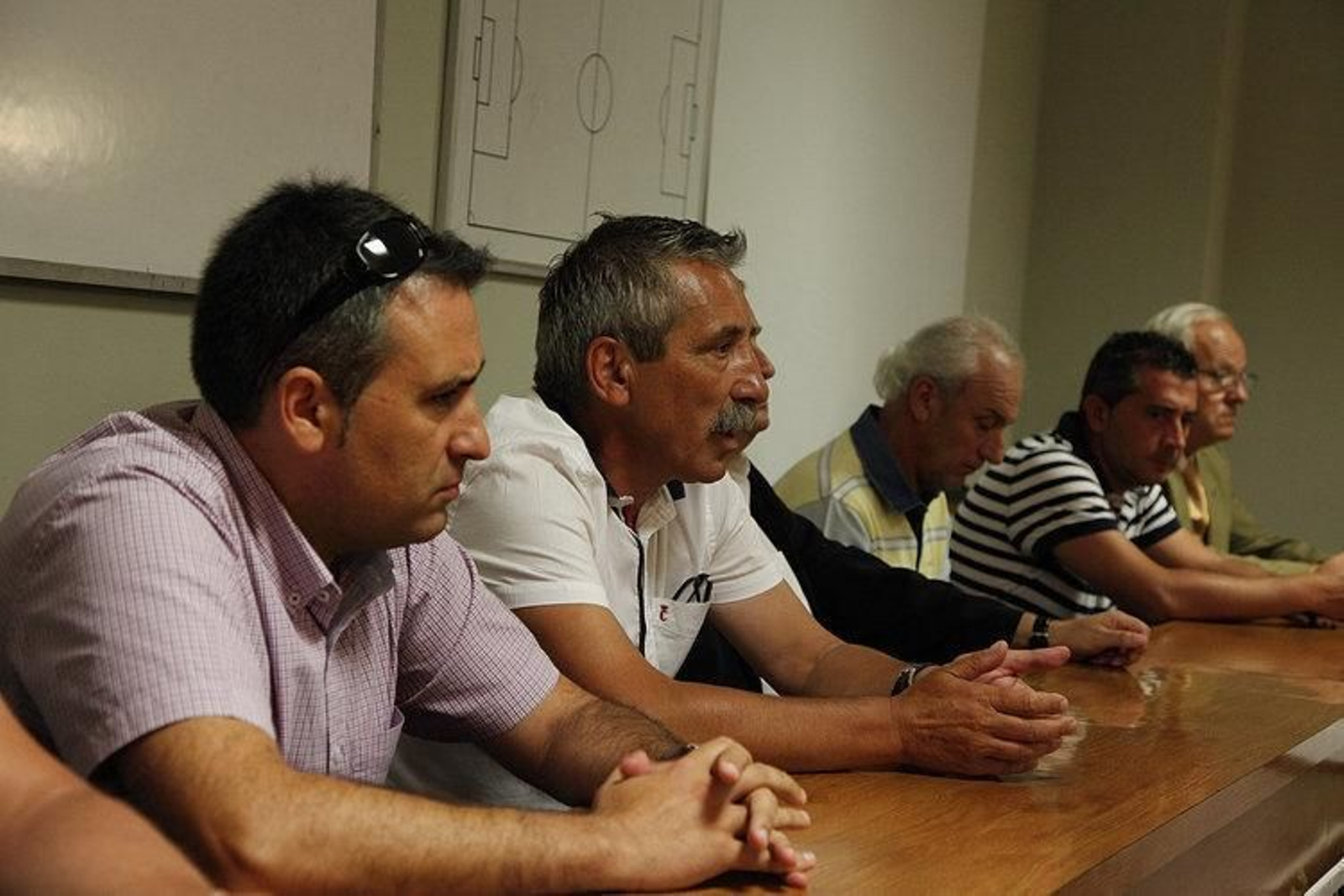 Cerdeira, en primer plano, ayer en la delegación arbitral de Ourense.