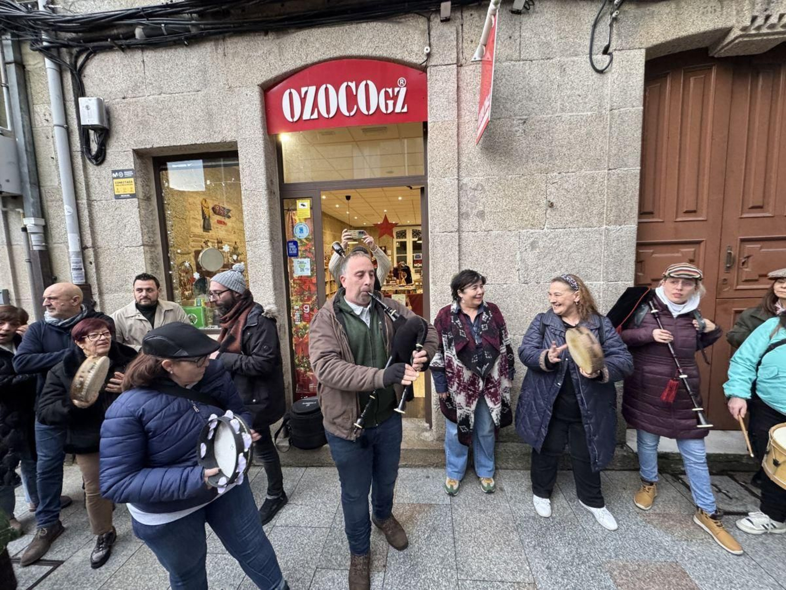 A filla do apalpador estivo acompañada do grupo de músicas que asisten ao obradoiro de pandeireta en OZOCOgz.