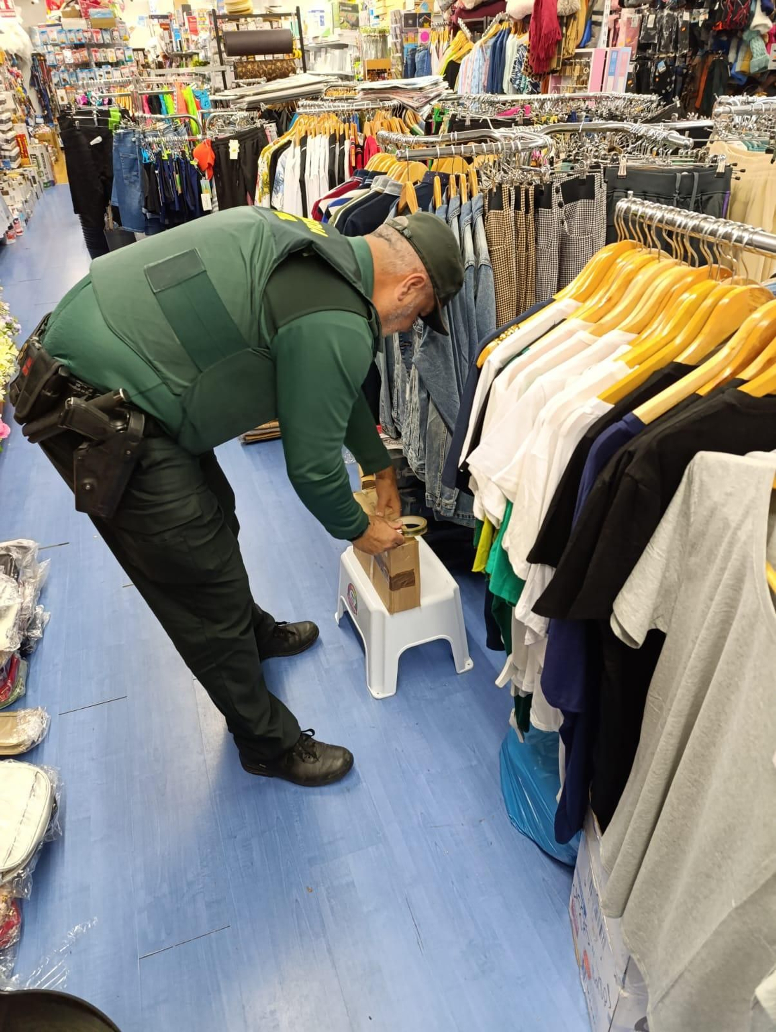 La Guardia Civil en uno de los bazares inspeccionados
