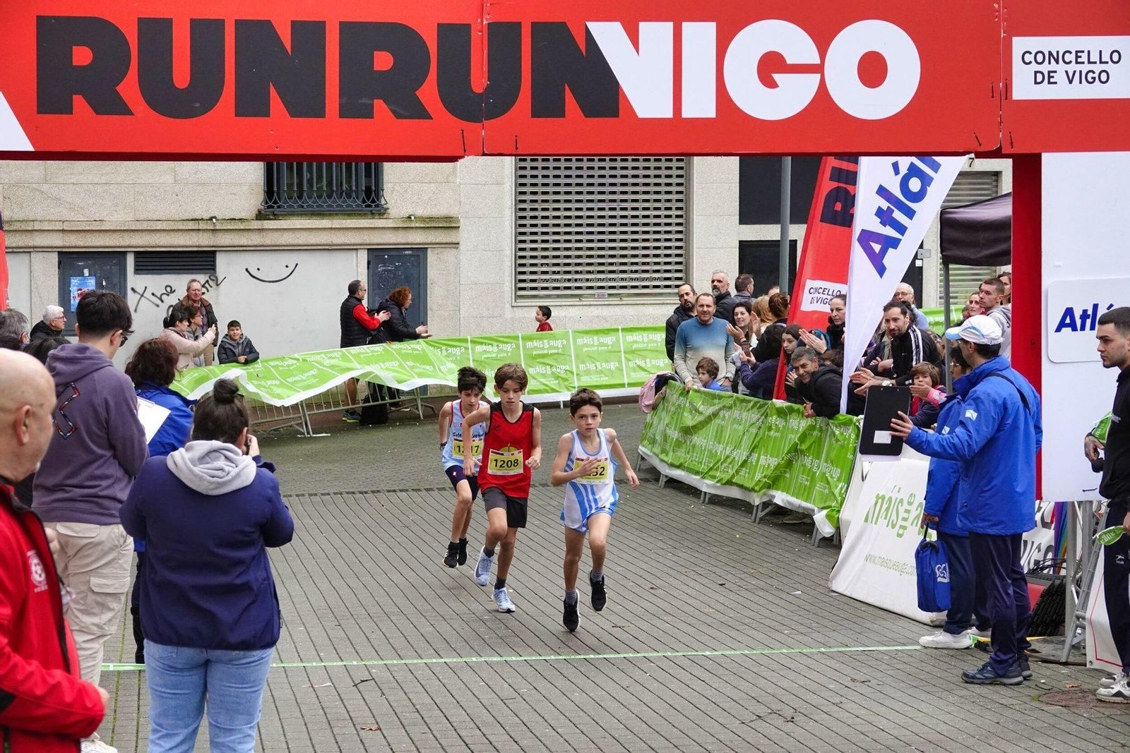 Los más jóvenes en la carrera Vigo+11 en Coia.