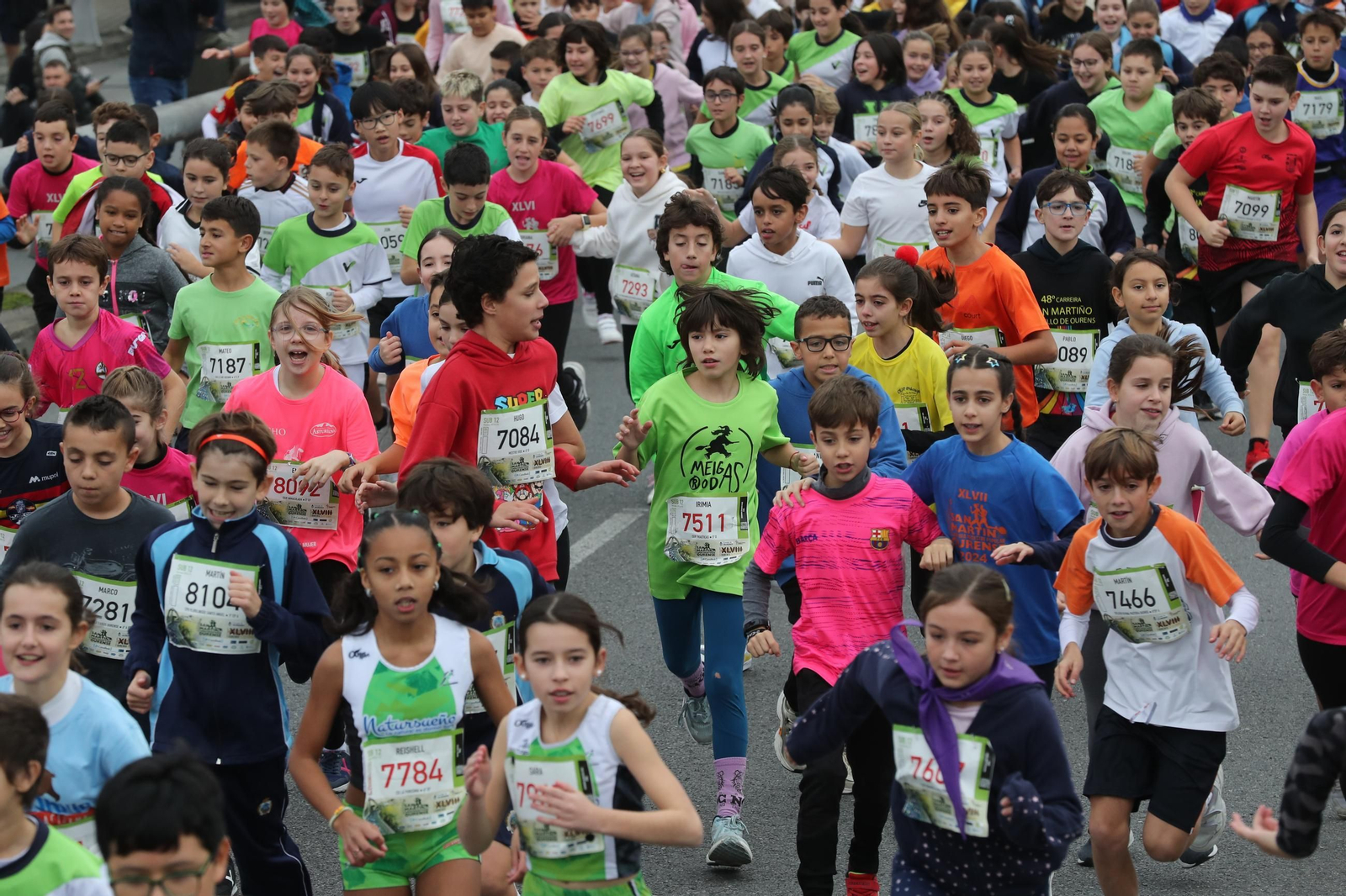 Galería |  Niños y jóvenes, también se divierten recorriendo Ourense durante la Carrera de San Martño