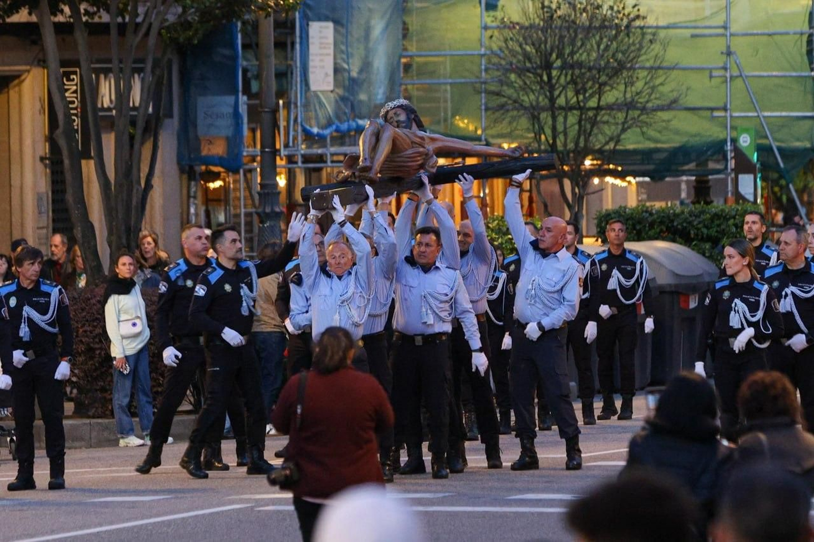 El Cristo de la Fe, portado a hombros por la Policía Local de Vigo.