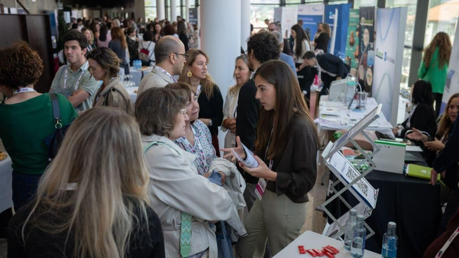 Asistentes al congreso comparten novedades médicas.