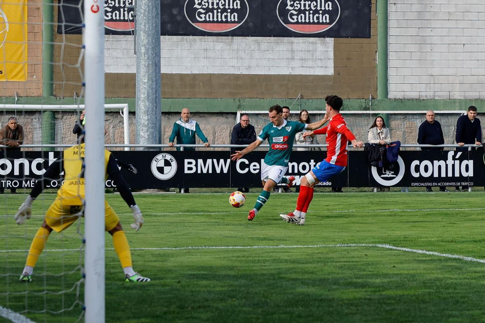 El extremo cántabro Mateo Gandarillas, nuevo jugador de la UD Ourense, en el campo de O Vao.