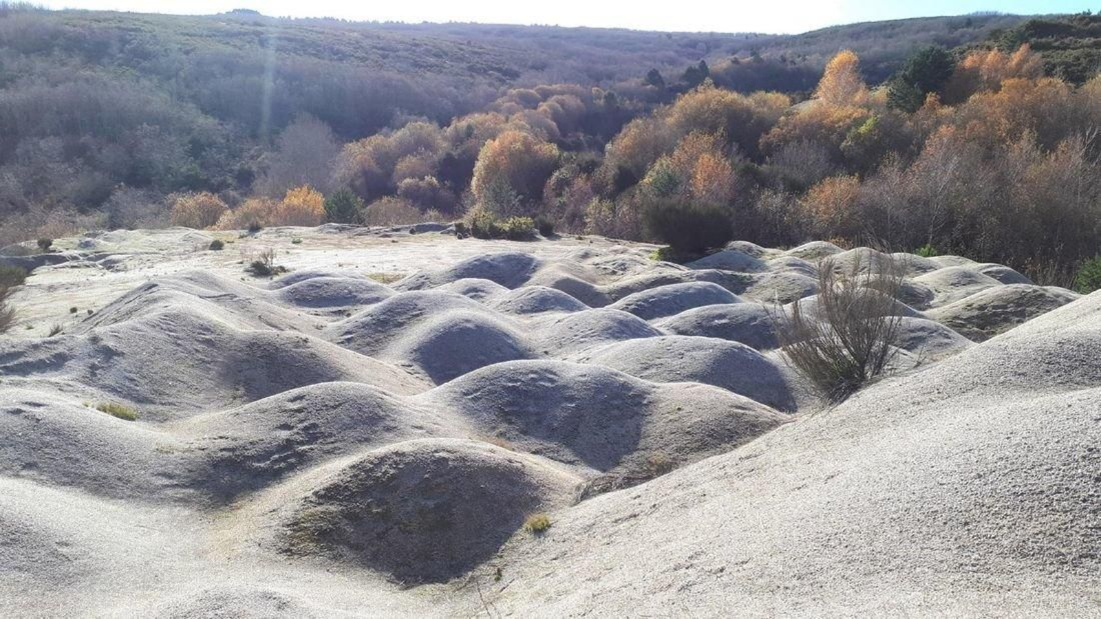 Aspecto dunar de la inmensa montaña formada por las arenas procedentes de las plantas machacadoras de la cantera de Montegrande.