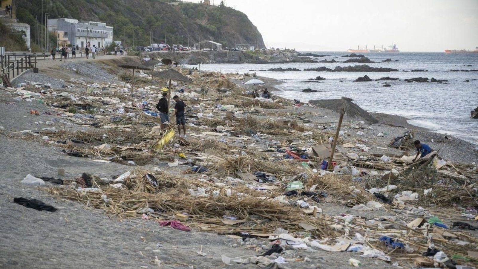 La playa de El Trampolín, vacía y a la espera de que los equipos de limpieza higienicen la zona.