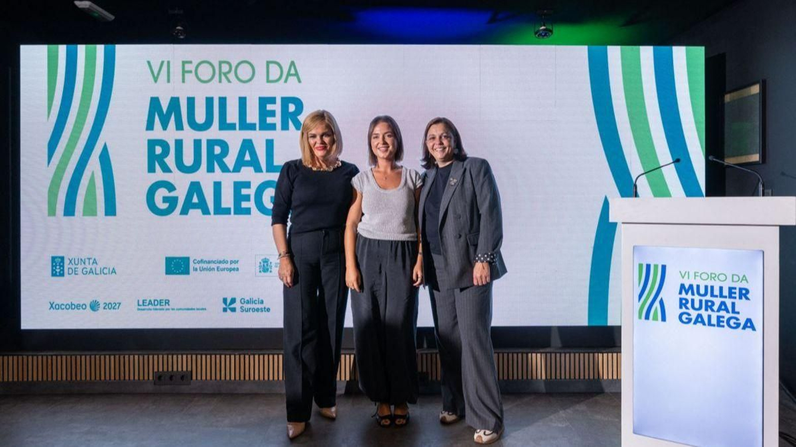 Ana Sánchez Bouzón, coa alcaldesa Digna Rivas e Rita Pérez no foro onde recibiu o premio.