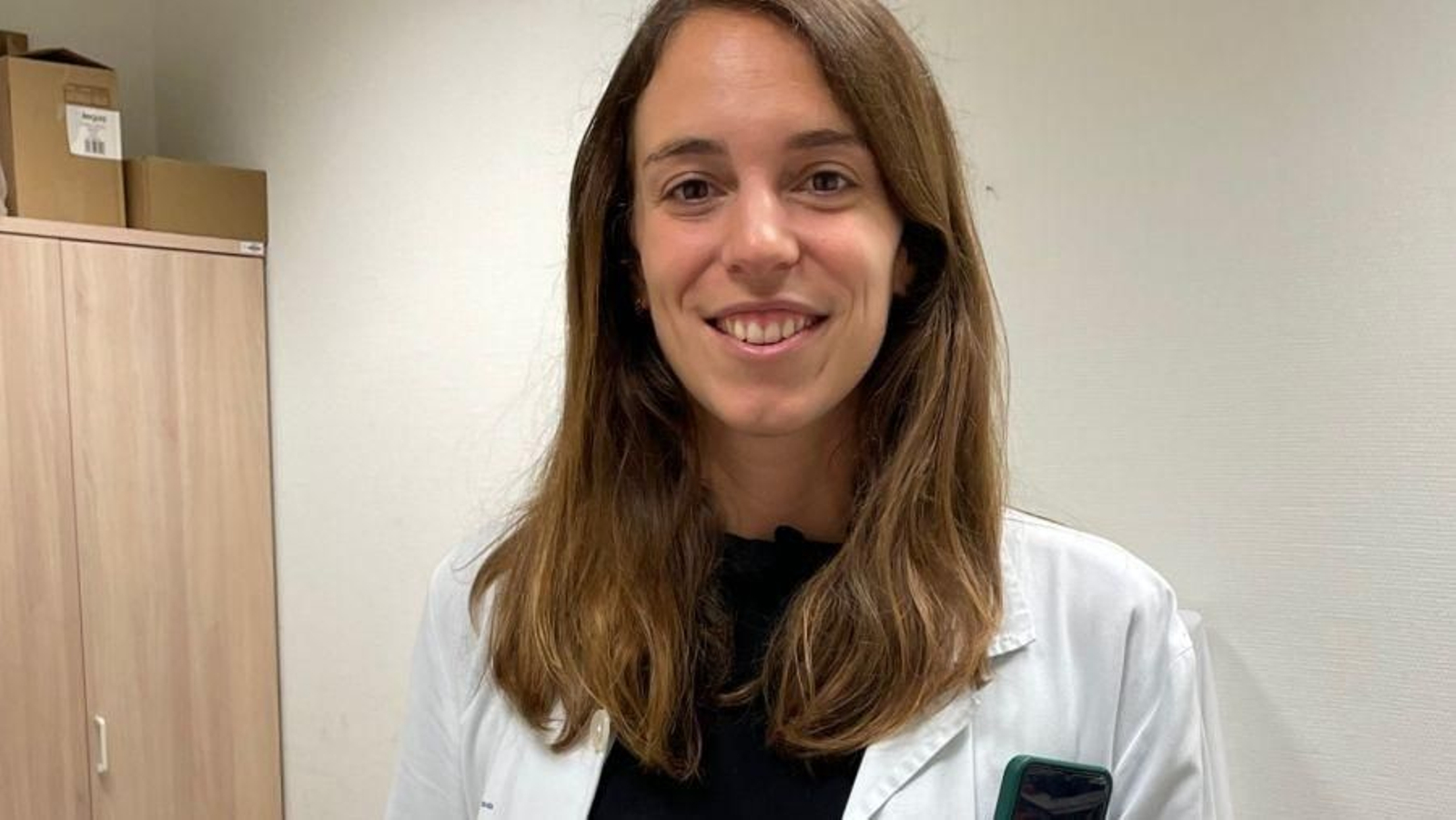 La doctora Natalia García Morales, especialista en Digestivo en el Complejo Hospitalario de Vigo e investigadora del Grupo Patología Digestiva del Instituto de Investigación Sanitaria Galicia Sur, liderará un grupo de investigación a nivel nacional con el fin de probar la eficacia de la ecografía intestinal “a pie de cama” en la predicción de riesgo de mala evolución en la colitis ulcerosa grave. 

En este estudio, en el que participarán como equipo investigador colaborador facultativos de hospitales de Santiago de Compostela, Madrid y Salamanca, se tratará de testar y evaluar la eficacia del empleo de la ecografía intestinal “a pie de cama” (POCBUS), como una herramienta de gran utilidad para predecir el riesgo de mala evolución en la colitis ulcerosa grave en los tres primeros días de ingreso, con el fin de poder establecer estrategias terapéuticas de manera temprana.

Para llevar a cabo esta investigación, la doctora Natalia García acaba de obtener una financiación de 25.000 euros procedente del laboratorio Janssen, a través del Grupo Español de Trabajo en enfermedad de Crohn y Colitis Ulcerosa.

La colitis ulcerosa es una enfermedad inflamatoria crónica que afecta a la mucosa del recto y del colon y ocasiona discapacidad y alteración en la calidad de vida de los pacientes. Habitualmente, se manifiesta en forma de brotes de actividad inflamatoria, siendo en la mayoría de los casos leves o moderados. No obstante, alrededor de un 15 o 20% de casos pueden derivar en una colitis ulcerosa grave, lo que requiere de hospitalización y seguimiento estrecho de su evolución y, en su caso, tratamiento con corticoides y estrategias terapéuticas individualizadas. Además, dentro de estos casos, entre un 20 y un 40%pueden requerir una terapia de rescate aún más compleja. Con tal motivo, las decisiones terapéuticas deben de ser tomadas desde los primeros días de ingreso (3 días a partir del brote) y, actualmente, se basan en una combinación no estandarizada de distintos parámetros clínicos, analíticos y colonoscópicos, más lentos, caros y menos tolerados por los pacientes.

Los especialistas aseguran que la ecografía intestinal está revolucionando la gestión de los pacientes con enfermedad inflamatoria intestinal, al ser una técnica no invasora, no dolorosa, sin radiaciones ni efectos secundarios, mostrándose muy eficaz en la enfermedad de Crohn. La doctora García Molares apunta que “aunque la ecografía intestinal “a pie de cama” ha sido poco estudiada en la colitis ulcerosa, está mostrando resultados prometedores reflejados en publicaciones recientes.

“Gracias a los avances tecnológicos actualmente disponemos de equipos cada vez más móviles y miniaturizados, que permiten obtener imágenes de ultrasonido de alta calidad. La ecografía en el punto de atención se sitúa como el fonendoscopio del futuro y está ganando un interés y una difusión crecientes en diferentes especialidades médicas por la posibilidad de su empleo “a pie de cama” del paciente", concluye.