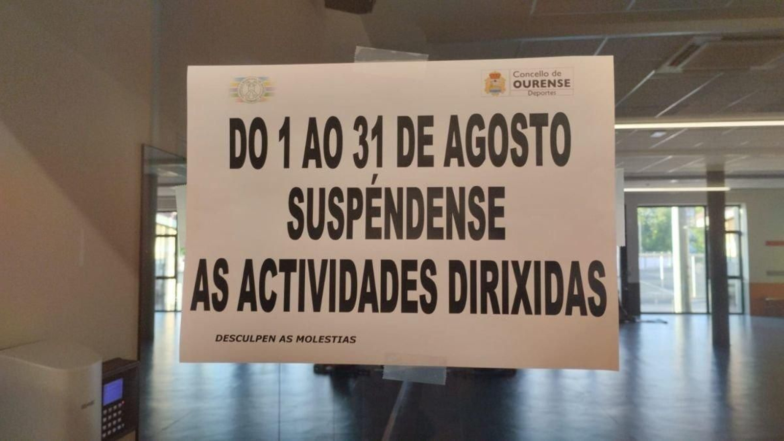 El cartel anunciador de la suspensión de clases.