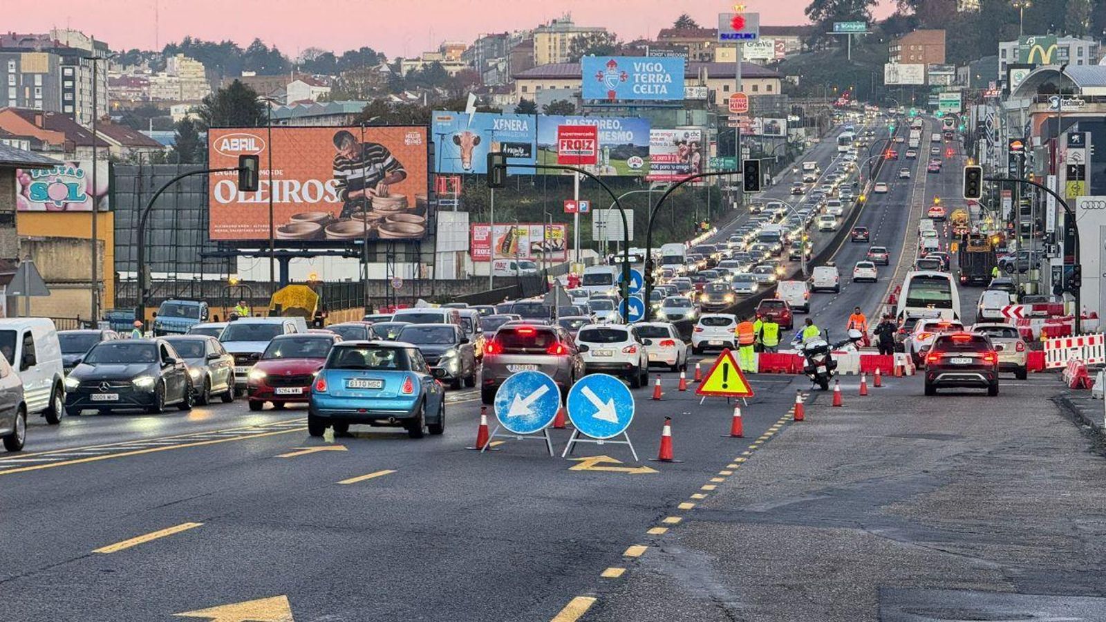 Tráfico lento esta mañana tras la aparición del socavón.