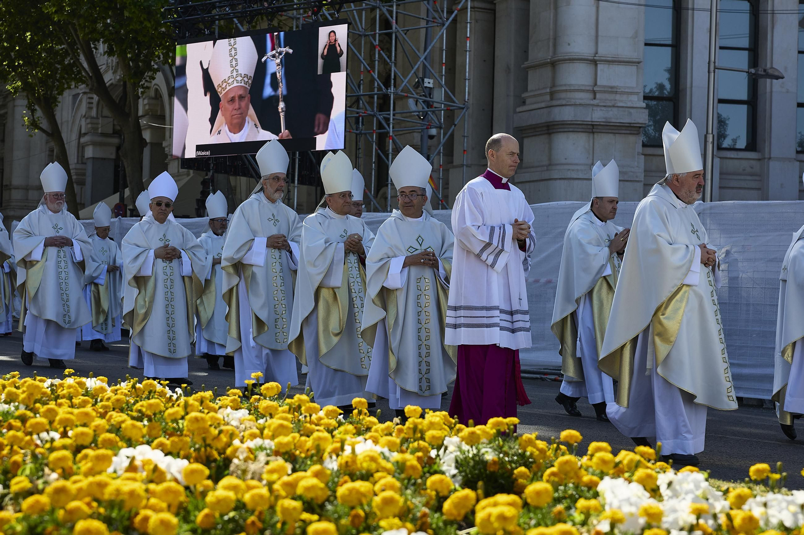 Galería | Multitudinaria misa y procesión del Corpus en Madrid con el papa León XIV