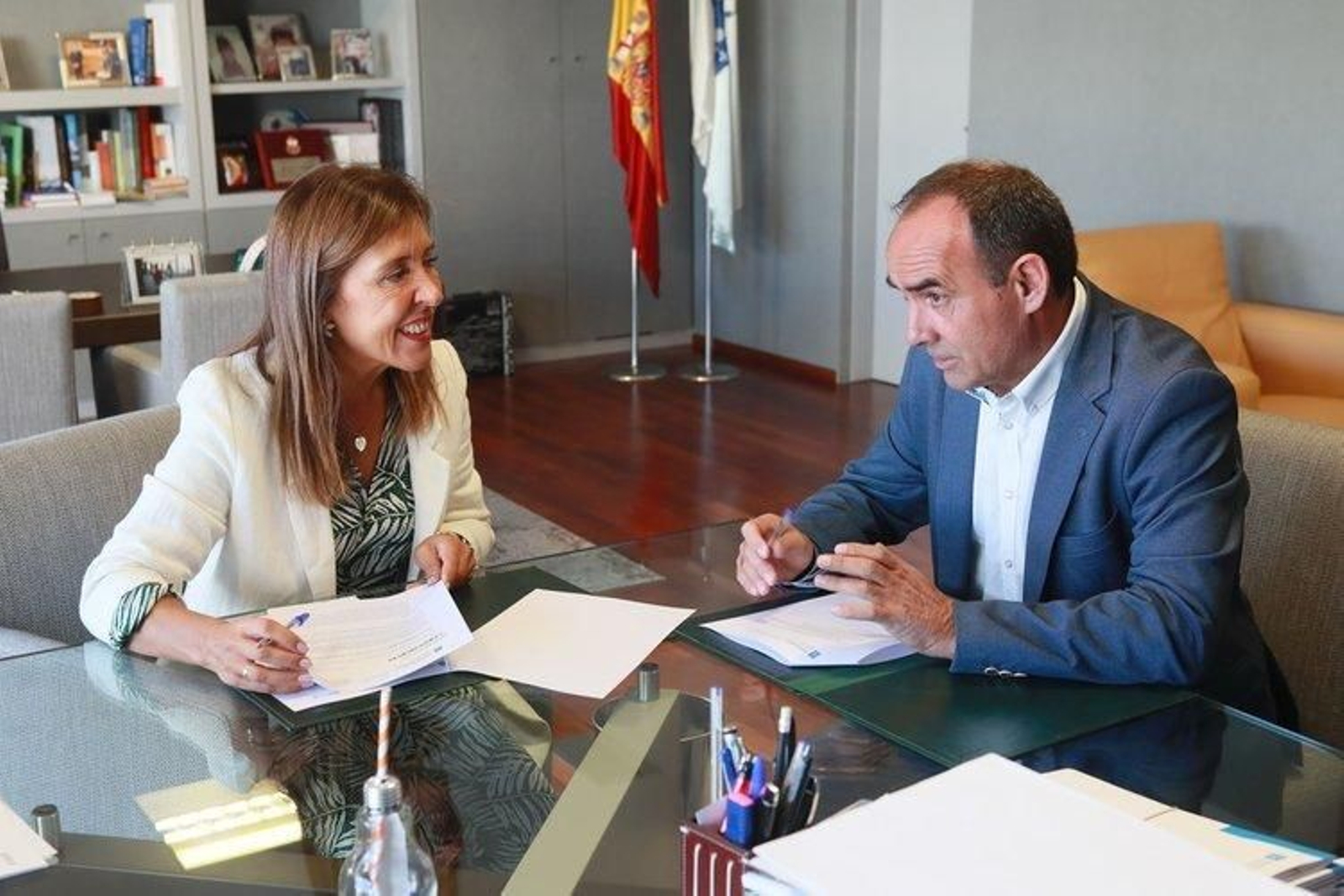 La conselleira Beatriz Mato, ayer, junto al alcalde de Coles, Manuel Rodríguez.
