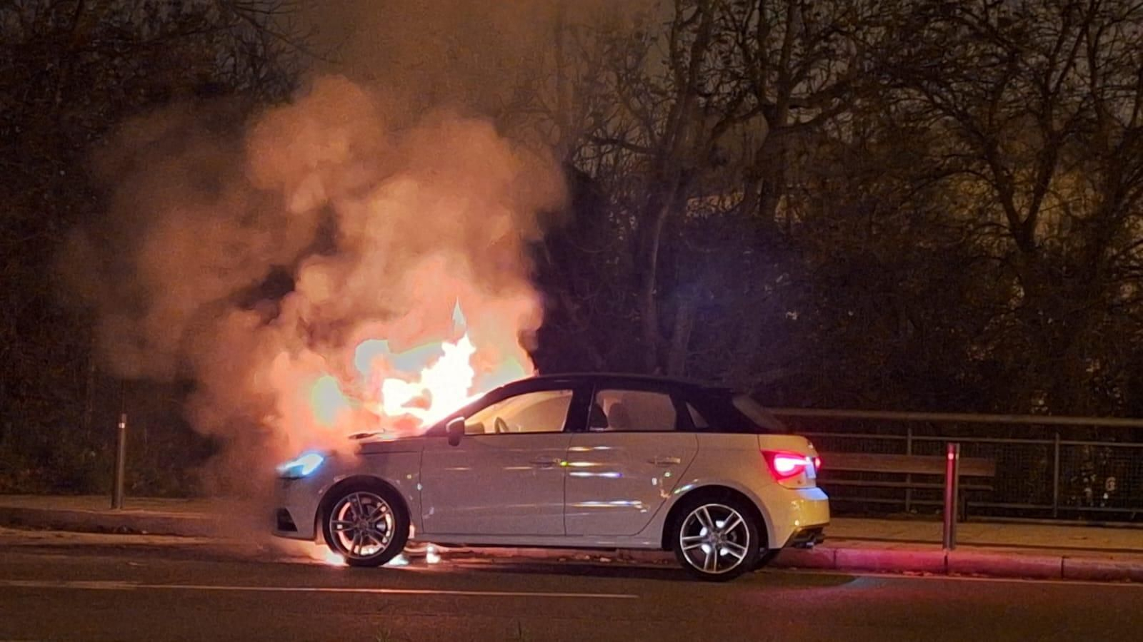 El vehículo incendiado
