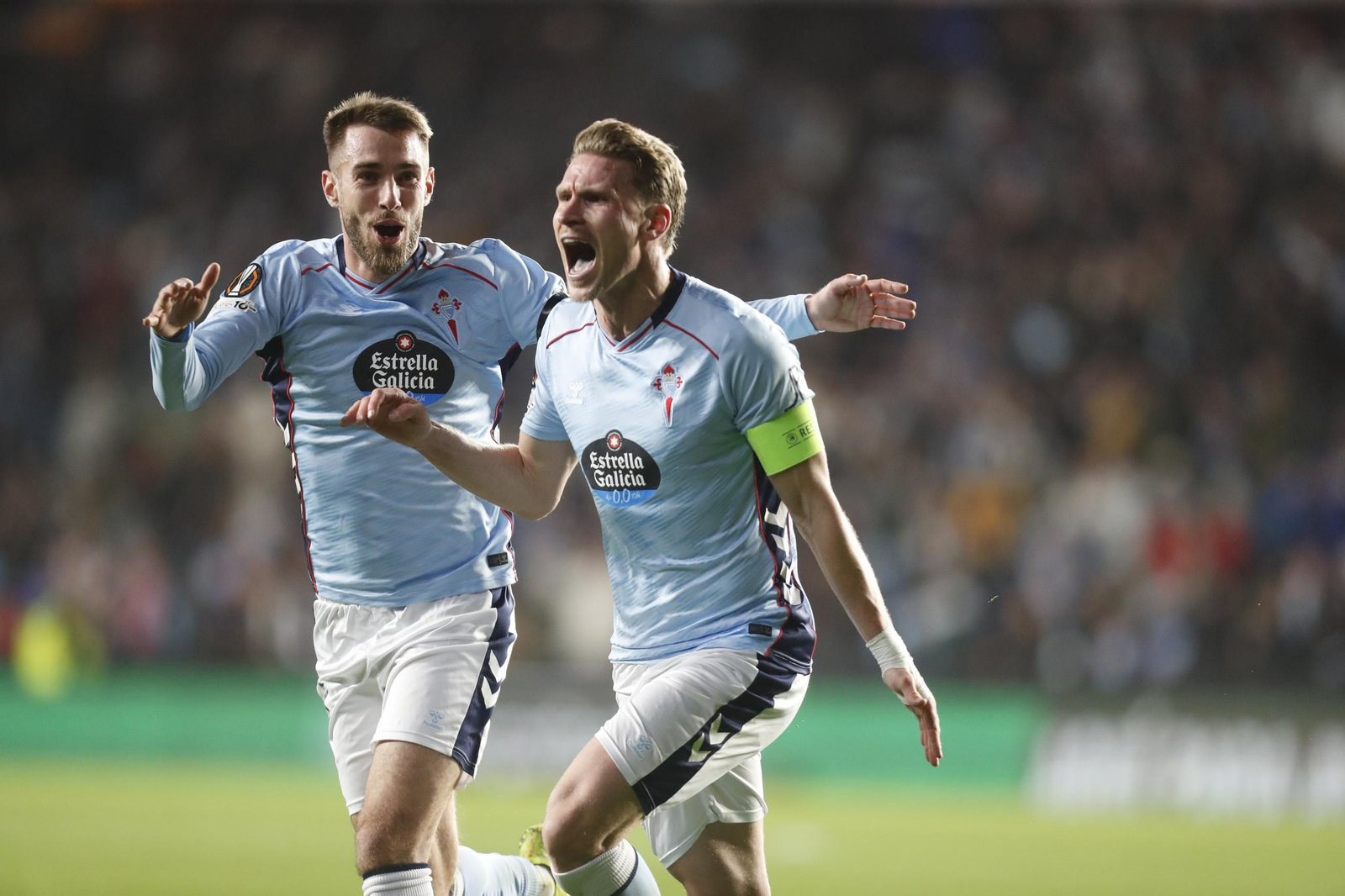 Carl Starfelt, con el brazalete de capitán, celebra su gol del pasado jueves junto a Mingueza.
