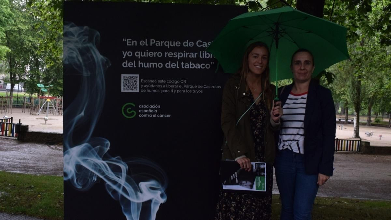 La psicóloga Ana Díaz y la concejala Nuria Rodríguez, ayer en el parque de Castrelos.