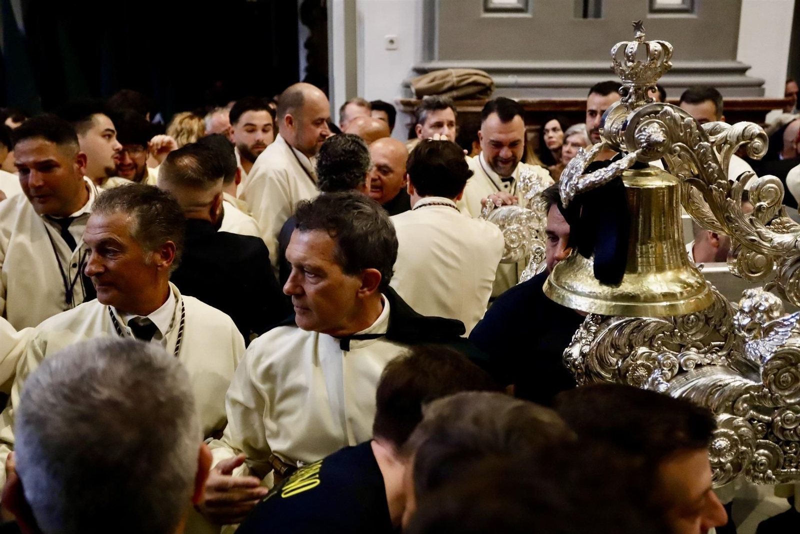 Antonio Banderas y su hermano al frente del trono de María Santísima de Lágrimas y Favores en Málaga.
