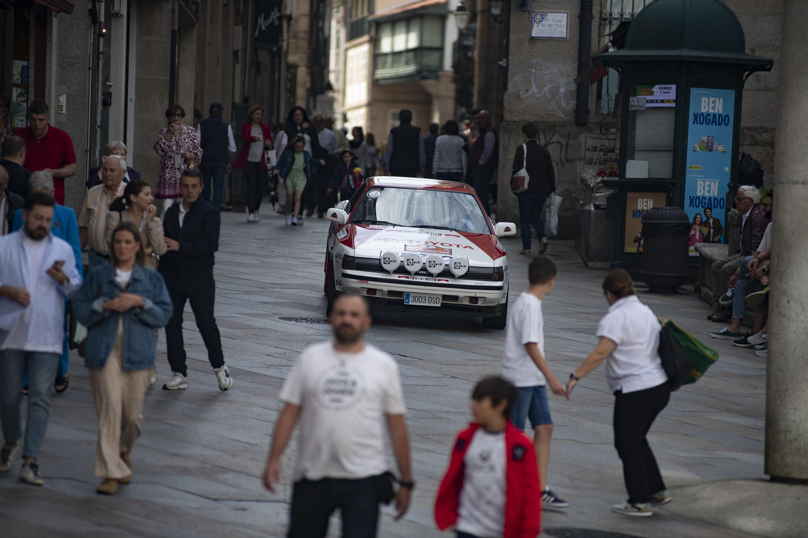 Coche clásico de rally por las calles de Ourense entre gente