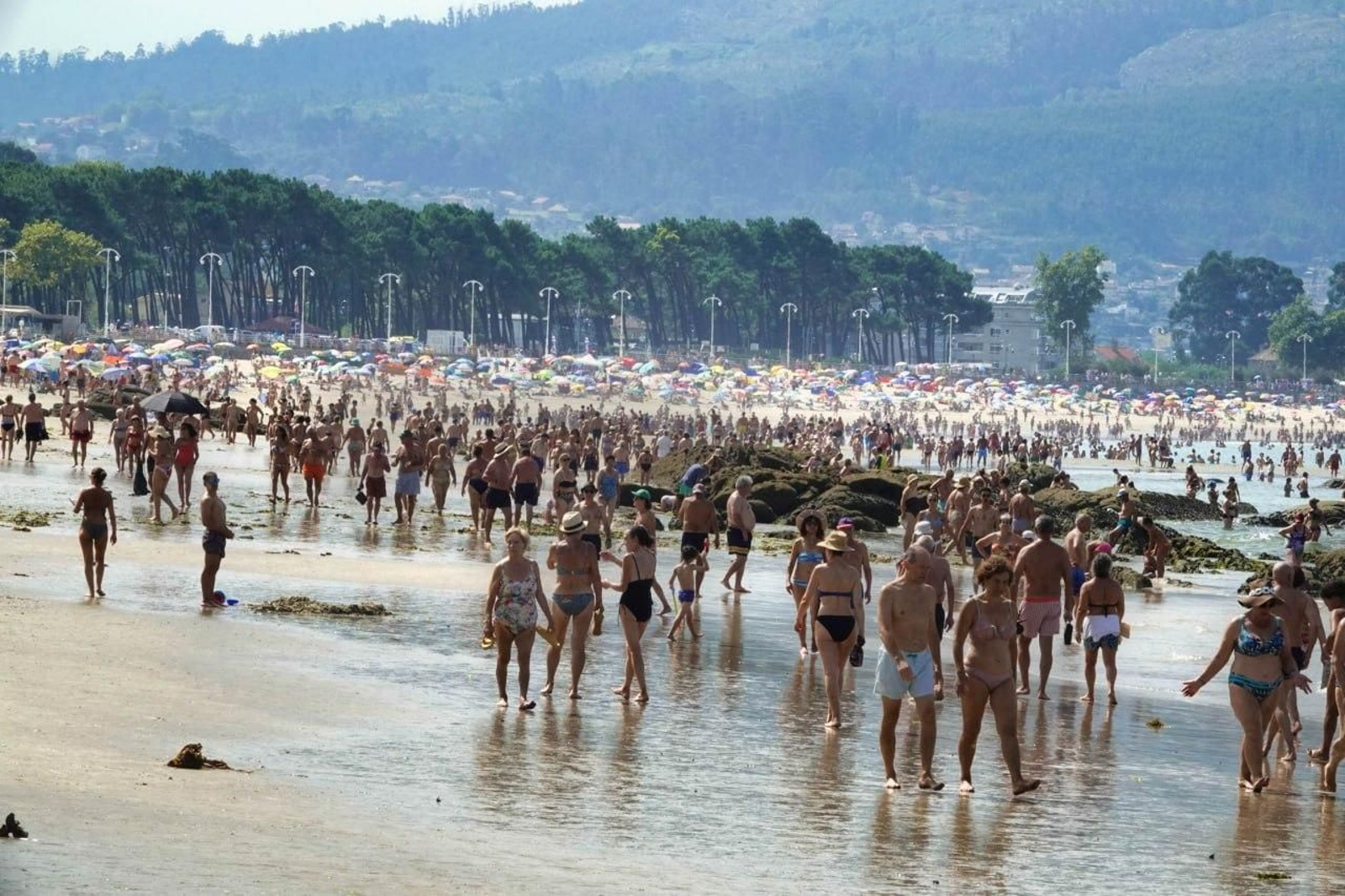 Samil abarrotada de gente por las altas temperaturas. // Vicente Alonso