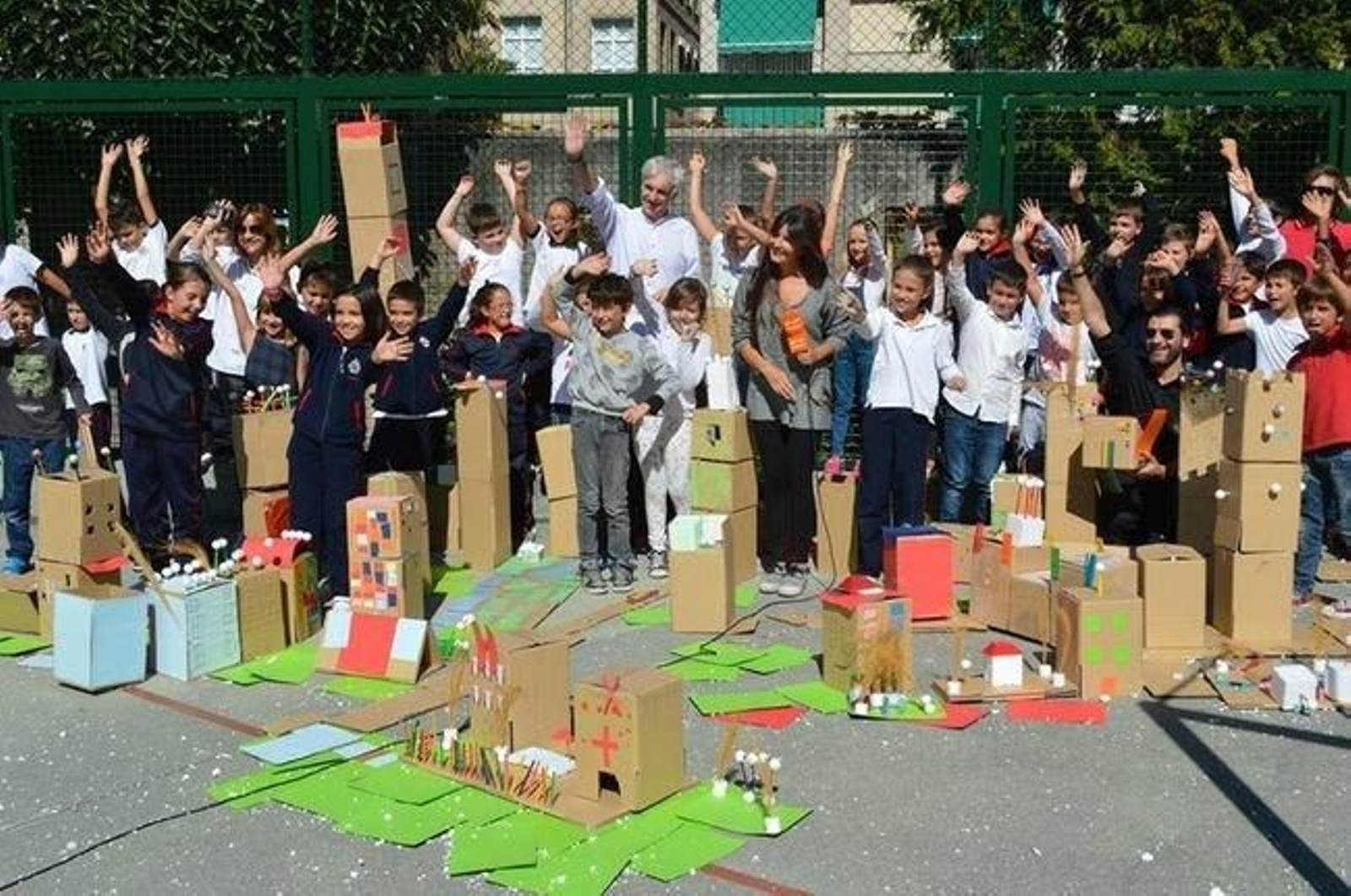 Representantes de la delegación orensana de COAG participaron en una actividad educativa con los alumnos de Josefinas en el Día Mundial de la Arquitectura.