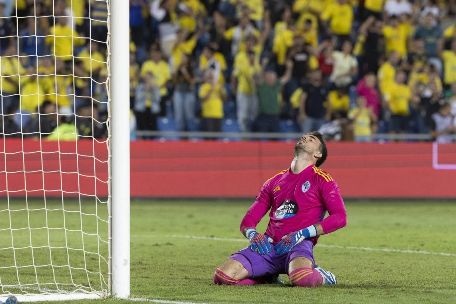 Iván Villar se lamenta tras rozar el penalti lanzado por Viera.
