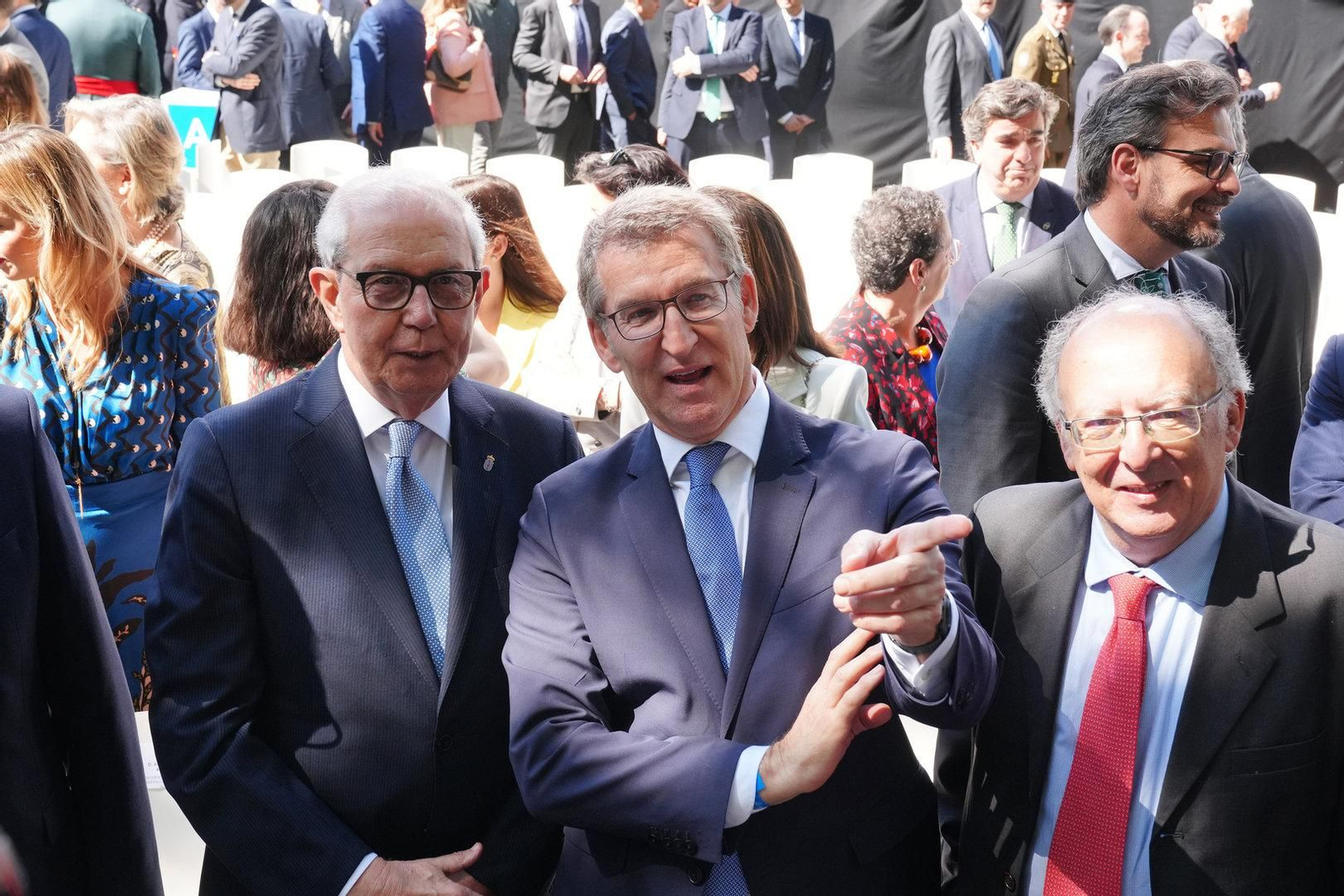 I-D) El expresidente de la Xunta de Galicia Emilio Pérez Touriño; el líder del PP, Alberto Núñez Feijóo y el expresidente de la Xunta de Galicia Fernando González Laxe durante el acto de toma de posesión de Alfonso Rueda.
