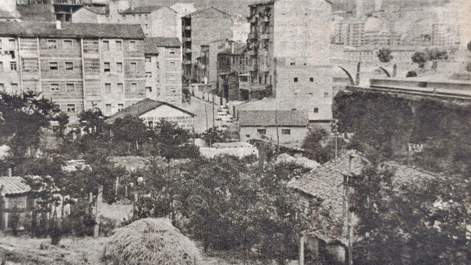 Panorámica del Ribeiriño con los pabellones al fondo y las casuchas en primer plano.