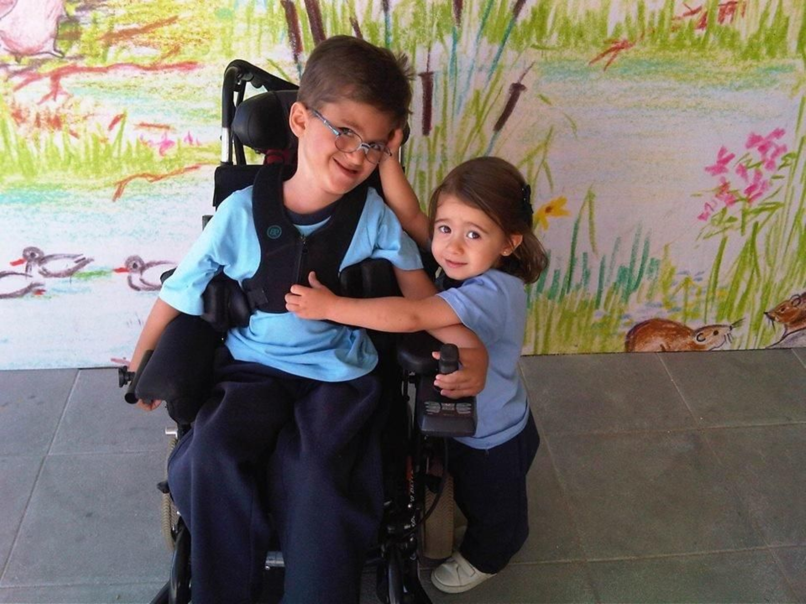 Andrés Marcio, junto a su hermana, en una foto de su Fundación.