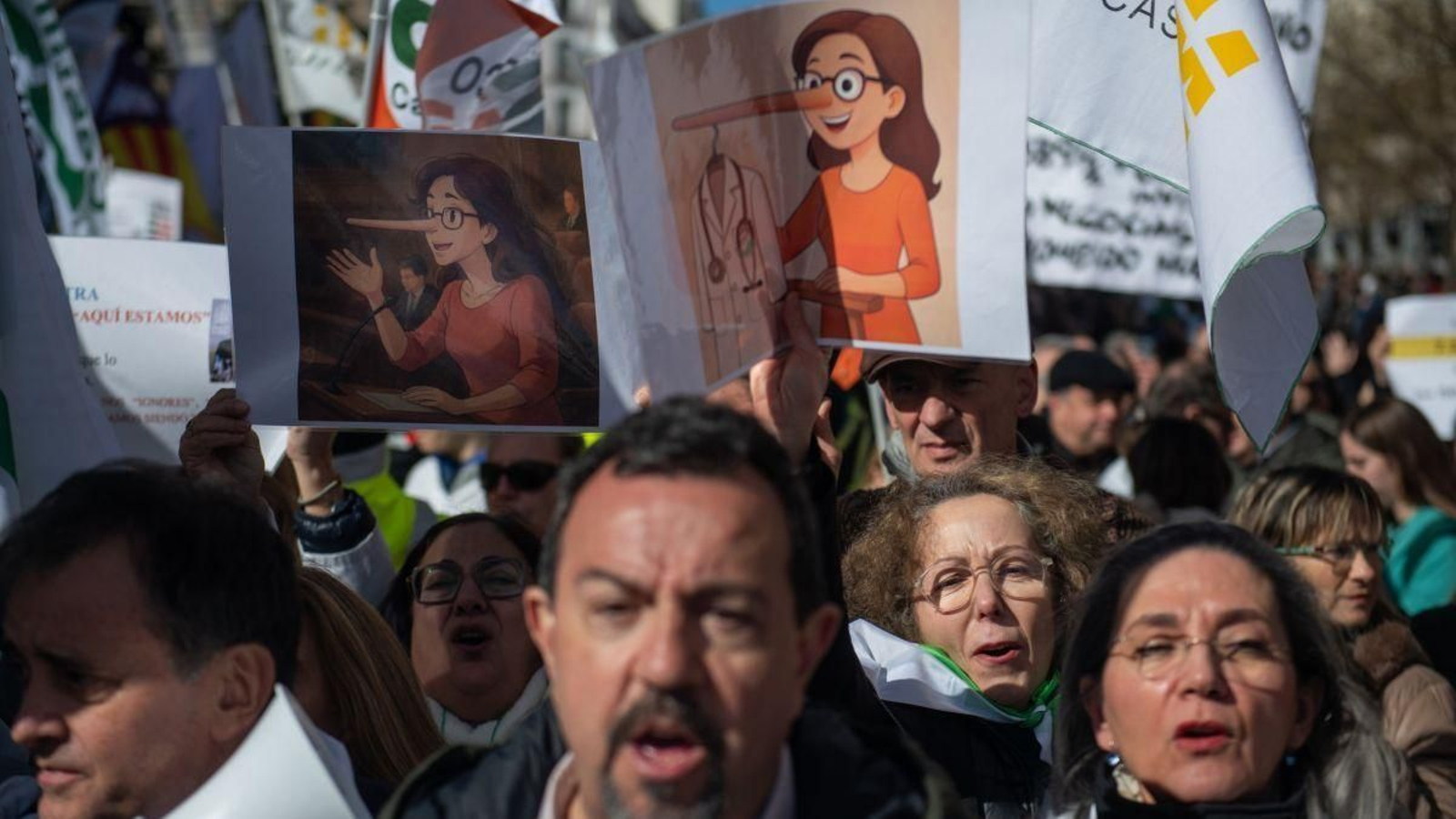 Varias personas en la manifestación contra el Estatuto Marco del Ministerio de Sanidad en Madrid.