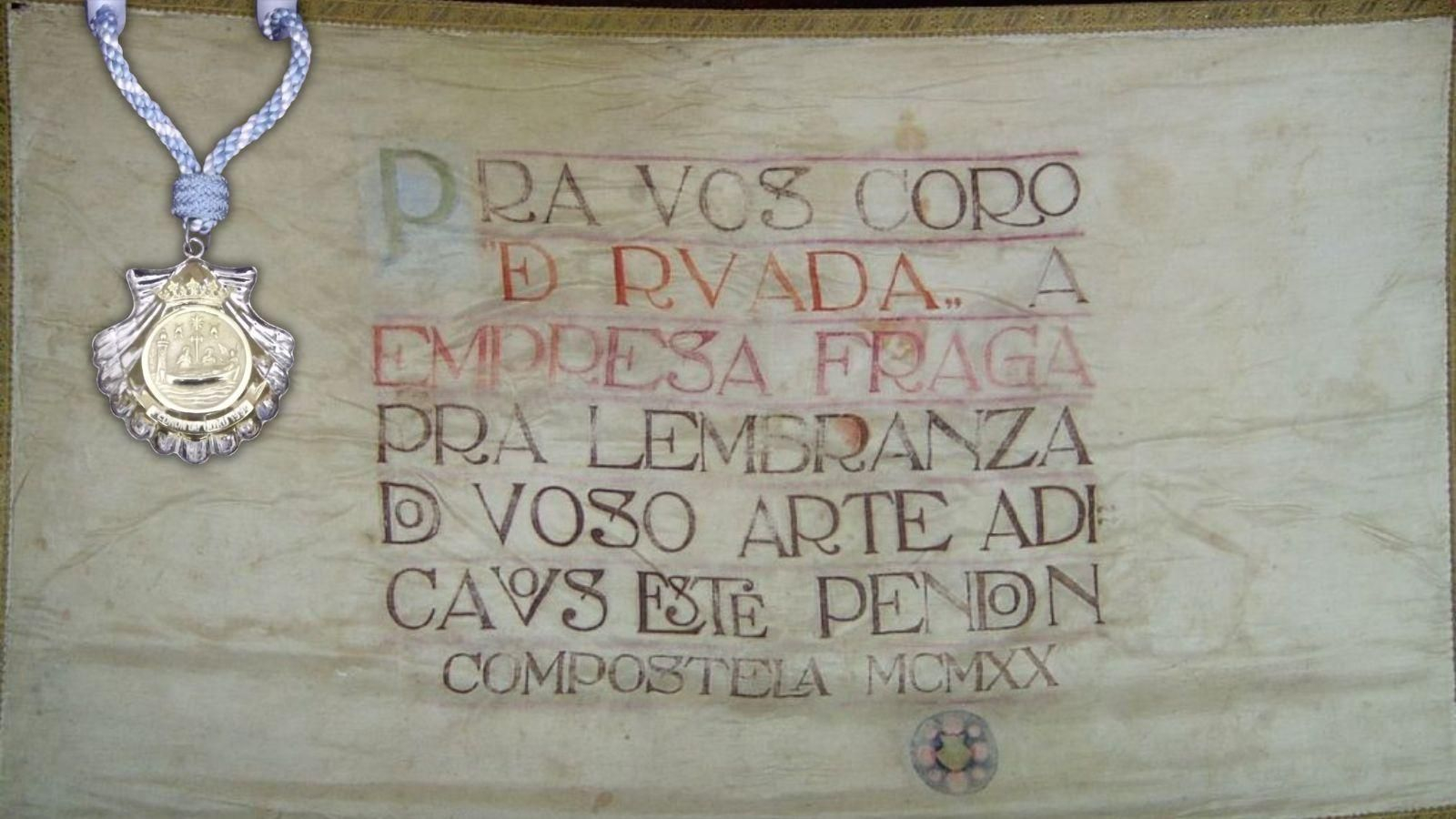 Pedrón de Ouro (esquerda) concedido a De Ruada na casa de Rosalía de Castro en  Padrón no ano 1990.