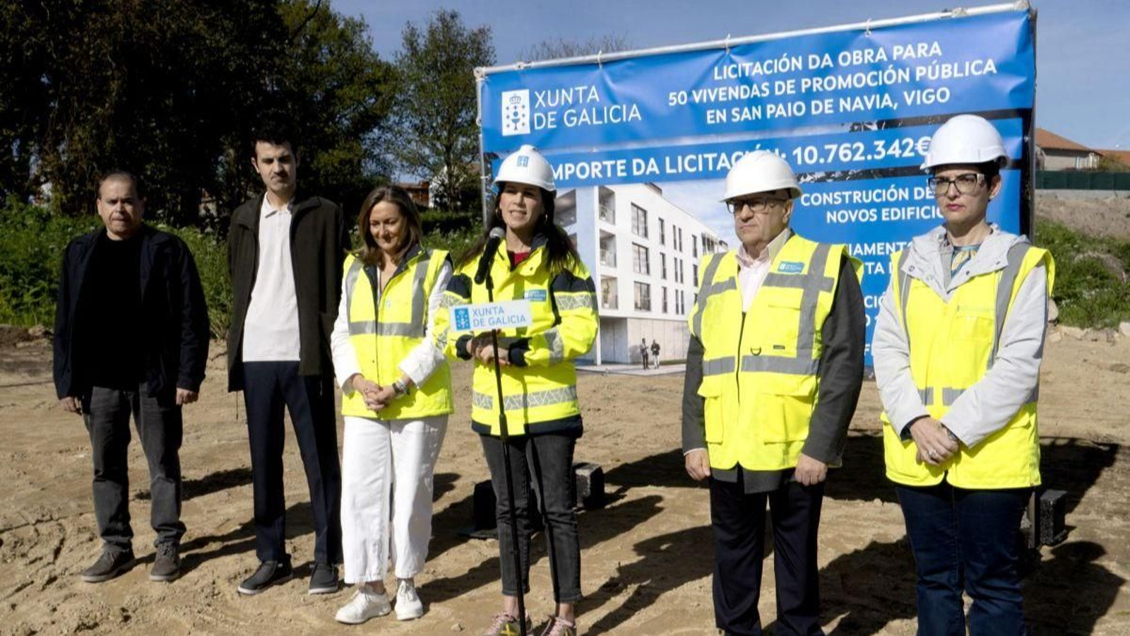 La conselleira de Vivenda, María M. Allegue, y la vicepresidenta de la Diputación, Luisa Sánchez, ayer en Navia.
