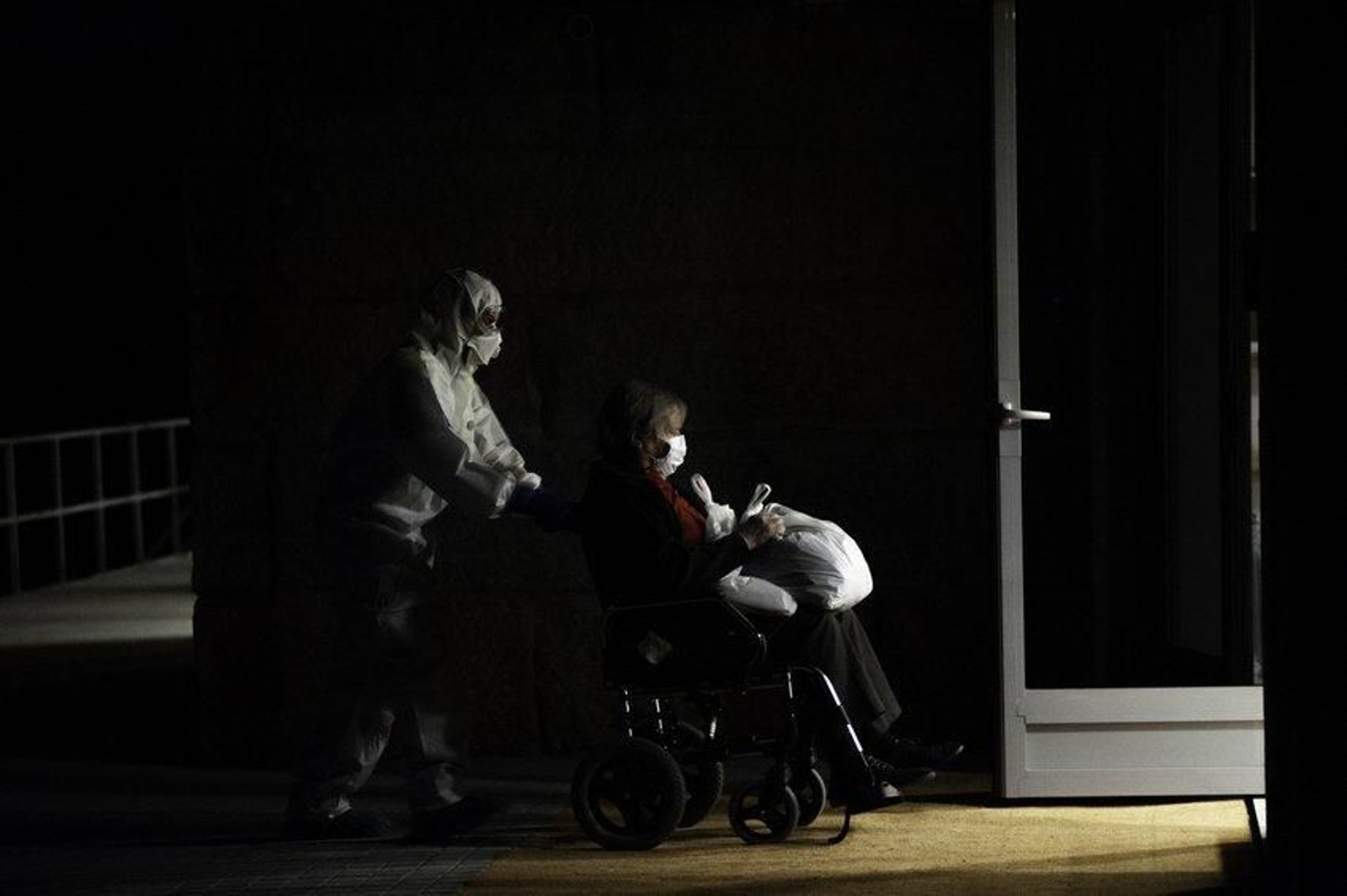 Traslado residencia de ancianos enfermos con coronavirus de Celanova a Baños de Molgas. Foto: Martiño Pinal