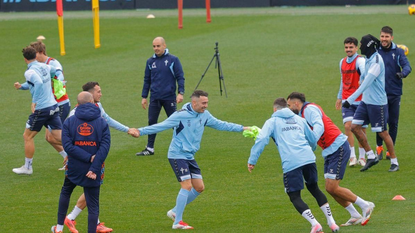 Iago Aspas, de la mano de Manquillo, en el entrenamiento de ayer en la ciudad deportiva Afouteza.