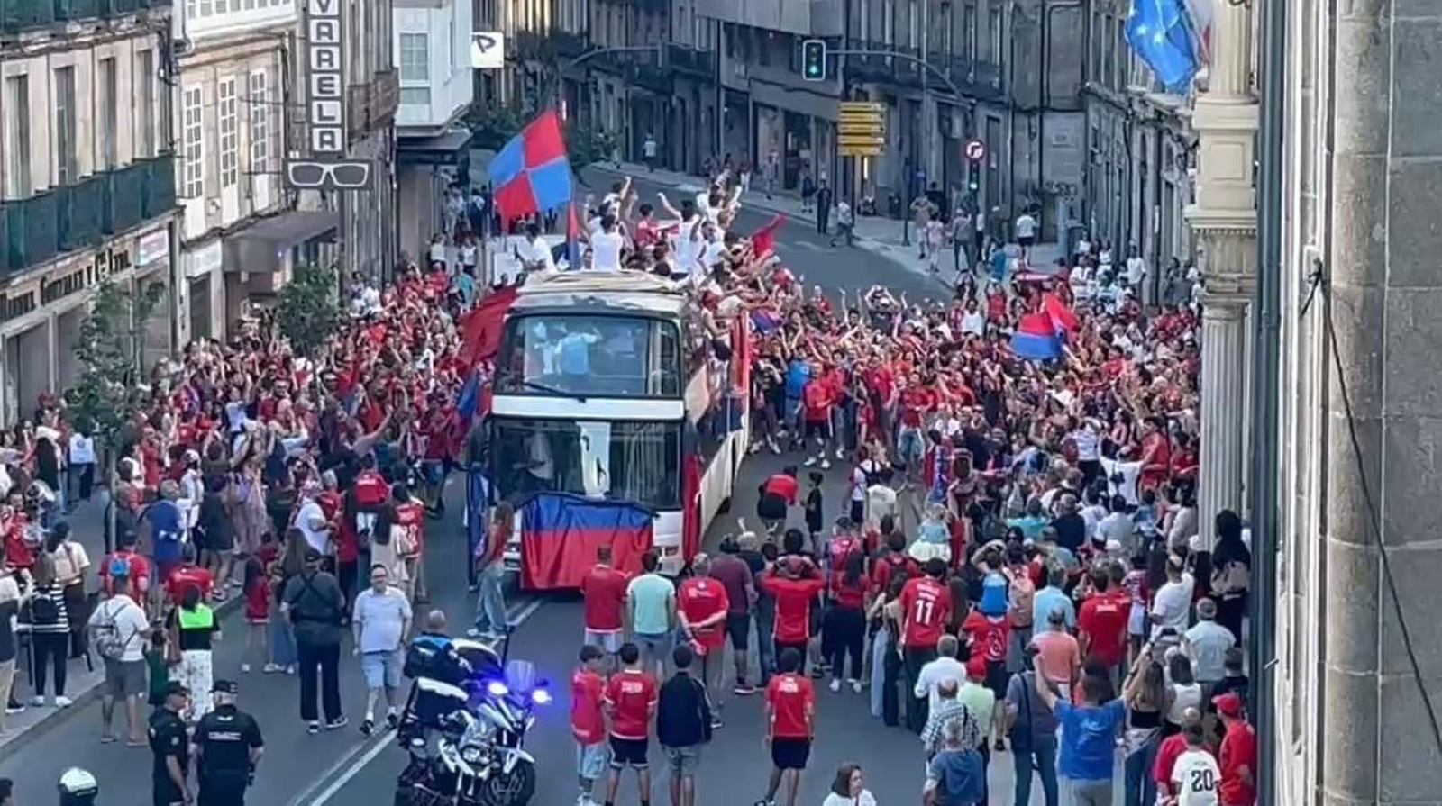 Galería | La aplaudida acogida de la UD Ourense de los unionistas contrasta con la pitada a Jácome en la Plaza Mayor, en fotos
