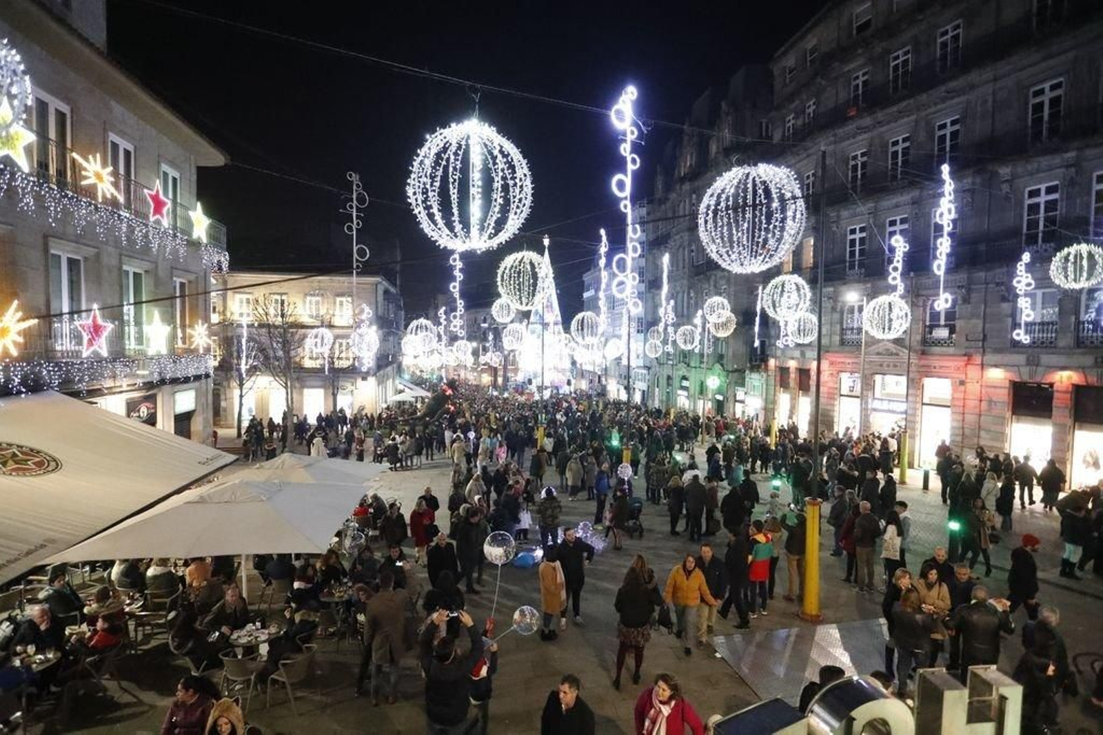 Los turistas invaden Vigo en el Puente323