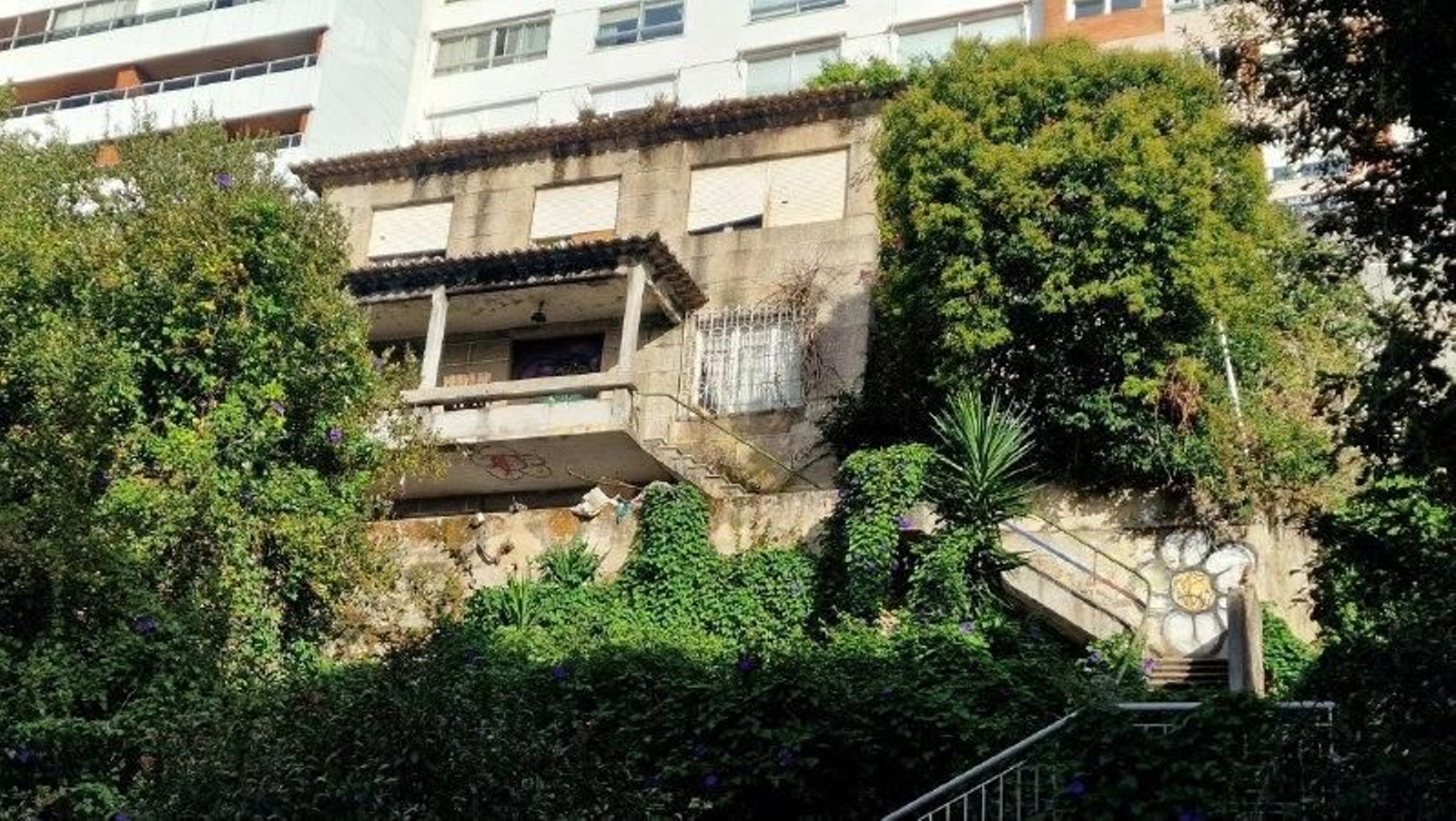 La vivienda okupada donde hay constante trasiego de consumidores de droga, rodeada de maleza