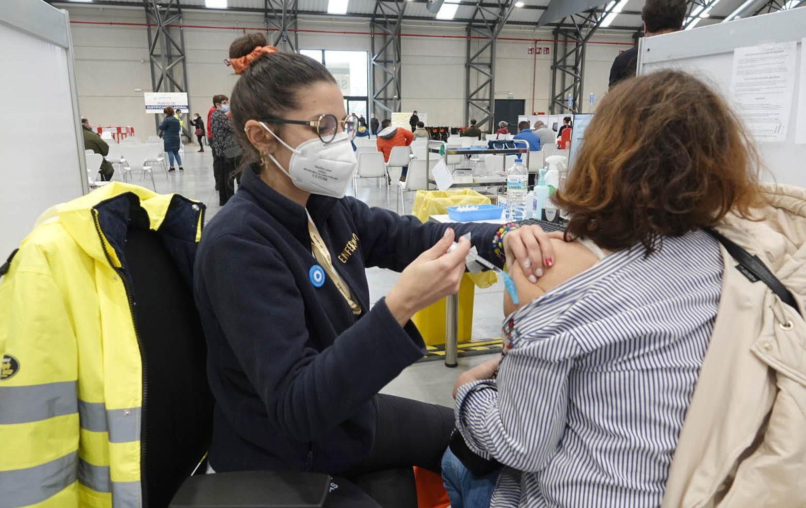 Personas de 40 a 49 años se vacunan estos días en Ifevi, ayer con absoluta normalidad.