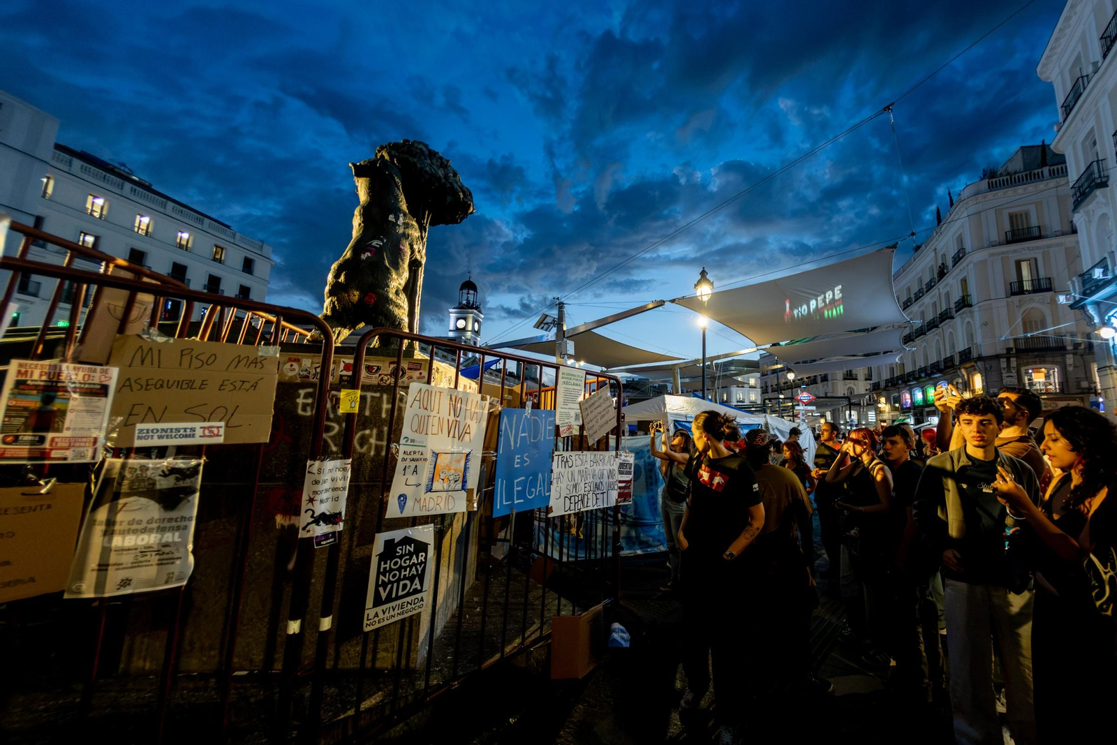 Galería | La acampada de Sol por una vivienda digna se sigue extendiendo y los congregados insisten en esta medida de presión