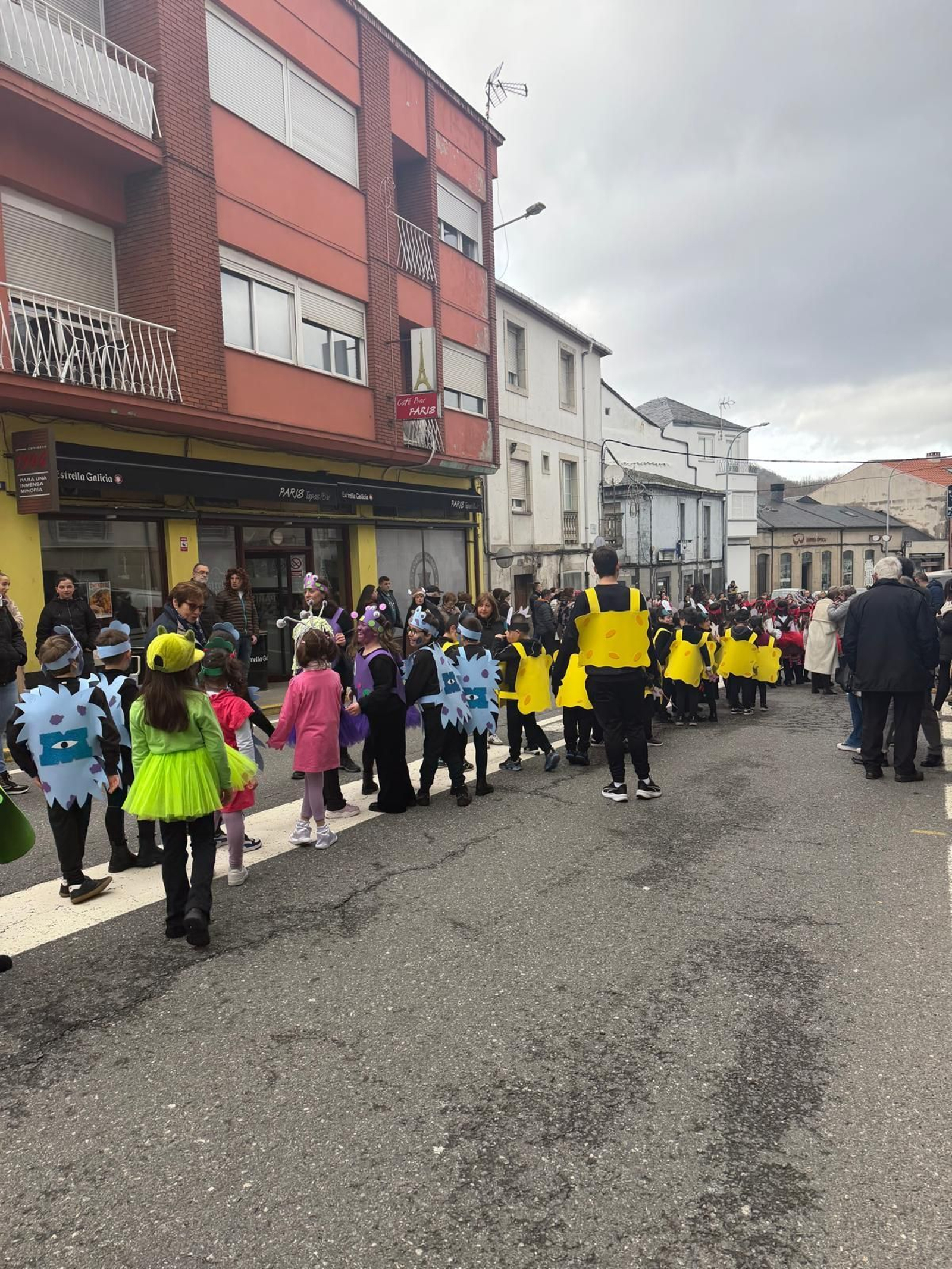 Galería | Los niños llenan de color las calles de Viana do Bolo por el Día de Comadres y Compadres