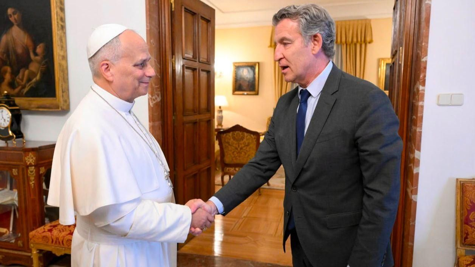 Alberto Núñez Feijóo estrecha la mano al papa León XIV previo a su encuentro privado.