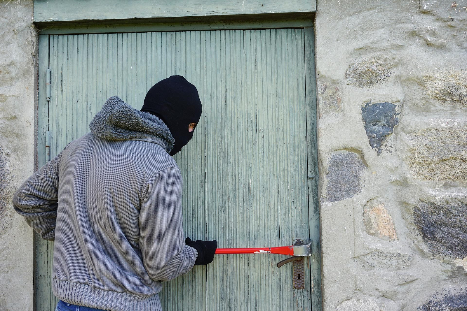 Imagen de una persona robando. // PIXABAY