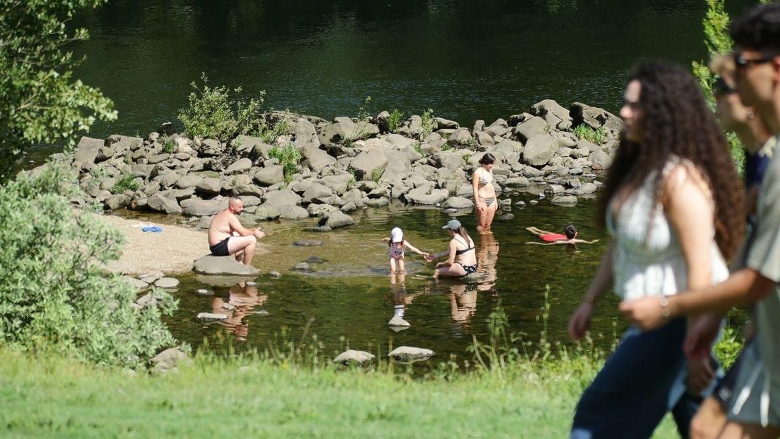 Bañistas este martes en la zona de Oira.