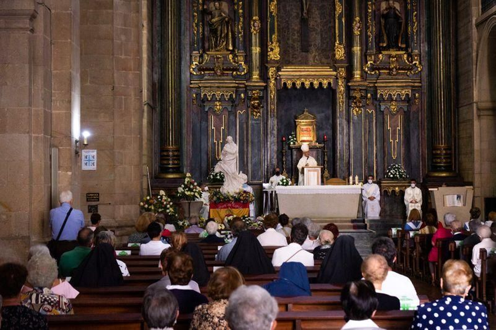 Ofrenda a la imagen de la Virgen Inmaculada en la iglesia de Santa Eufemia // FOTO: Miguel García